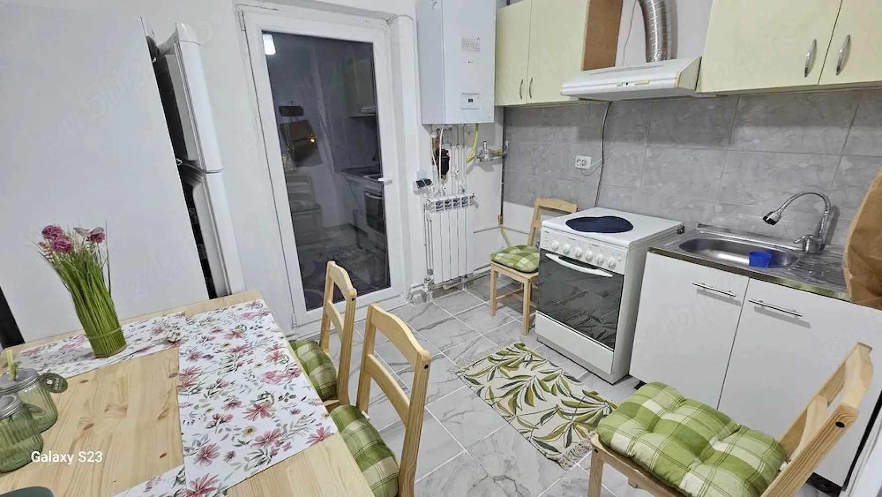 De inchiriat apartament 2 camere, Piața Centrală, et. 4, renovat, 450 eur - Se închiriază pe termen lung (minimum 12 luni) apartament cu 2 camere decomandat, având o suprafață de 56 mp, situat în zona Piața Centrală, etaj 4, într-un bloc construit în 1991.
Apartamentul este complet renovat, foarte luminos, cu vedere deschisă și beneficiază de loc de parcare. Este la prima închiriere, totul fiind pregătit pentru confortul viitorilor chiriași.
- Prima închiriere
- Renovat complet
- Loc de parcare
- Facturi foarte mici la întreținere
- Contorizare separată pentru apă și gaze
- Disponibil imediat
Un avantaj important îl reprezintă costurile reduse la utilități și întreținere, datorită contorizării separate la apă și gaze.
Poziția este excelentă, la doar câteva minute de Universitatea „Dunărea de Jos”, centrul orașului, stații de transport public, magazine, restaurante și alte puncte de interes. Este locuința ideală pentru studenți, masteranzi, doctoranzi, profesori, medici rezidenți sau tineri profesioniști.
 Chirie: 450 €/lună
 Garanție: 450 €
Se percepe comision de intermediere.
 Telefon: 0741.030.291, Marilena, Agentia Mag Invest.
