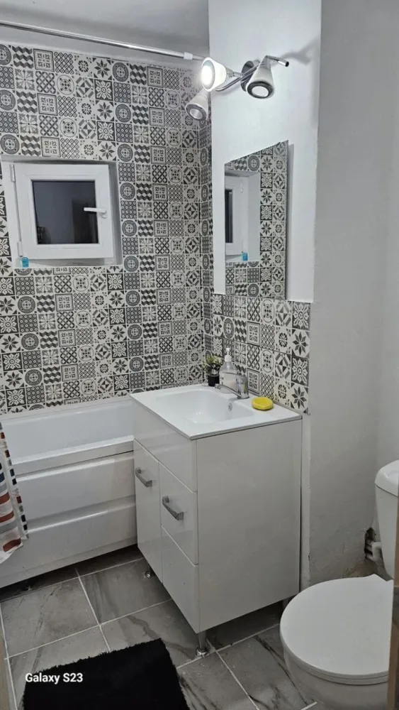 De inchiriat apartament 2 camere, Piața Centrală, et. 4, renovat, 450 eur - Se închiriază pe termen lung (minimum 12 luni) apartament cu 2 camere decomandat, având o suprafață de 56 mp, situat în zona Piața Centrală, etaj 4, într-un bloc construit în 1991.
Apartamentul este complet renovat, foarte luminos, cu vedere deschisă și beneficiază de loc de parcare. Este la prima închiriere, totul fiind pregătit pentru confortul viitorilor chiriași.
- Prima închiriere
- Renovat complet
- Loc de parcare
- Facturi foarte mici la întreținere
- Contorizare separată pentru apă și gaze
- Disponibil imediat
Un avantaj important îl reprezintă costurile reduse la utilități și întreținere, datorită contorizării separate la apă și gaze.
Poziția este excelentă, la doar câteva minute de Universitatea „Dunărea de Jos”, centrul orașului, stații de transport public, magazine, restaurante și alte puncte de interes. Este locuința ideală pentru studenți, masteranzi, doctoranzi, profesori, medici rezidenți sau tineri profesioniști.
 Chirie: 450 €/lună
 Garanție: 450 €
Se percepe comision de intermediere.
 Telefon: 0741.030.291, Marilena, Agentia Mag Invest.