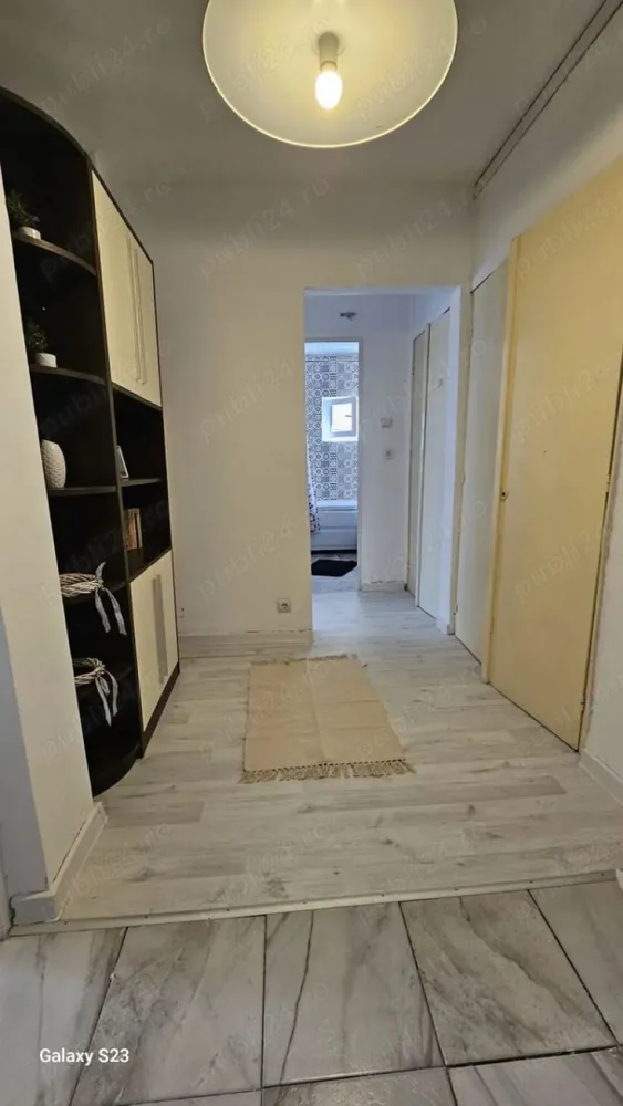 De inchiriat apartament 2 camere, Piața Centrală, et. 4, renovat, 450 eur - Se închiriază pe termen lung (minimum 12 luni) apartament cu 2 camere decomandat, având o suprafață de 56 mp, situat în zona Piața Centrală, etaj 4, într-un bloc construit în 1991.
Apartamentul este complet renovat, foarte luminos, cu vedere deschisă și beneficiază de loc de parcare. Este la prima închiriere, totul fiind pregătit pentru confortul viitorilor chiriași.
- Prima închiriere
- Renovat complet
- Loc de parcare
- Facturi foarte mici la întreținere
- Contorizare separată pentru apă și gaze
- Disponibil imediat
Un avantaj important îl reprezintă costurile reduse la utilități și întreținere, datorită contorizării separate la apă și gaze.
Poziția este excelentă, la doar câteva minute de Universitatea „Dunărea de Jos”, centrul orașului, stații de transport public, magazine, restaurante și alte puncte de interes. Este locuința ideală pentru studenți, masteranzi, doctoranzi, profesori, medici rezidenți sau tineri profesioniști.
 Chirie: 450 €/lună
 Garanție: 450 €
Se percepe comision de intermediere.
 Telefon: 0741.030.291, Marilena, Agentia Mag Invest.