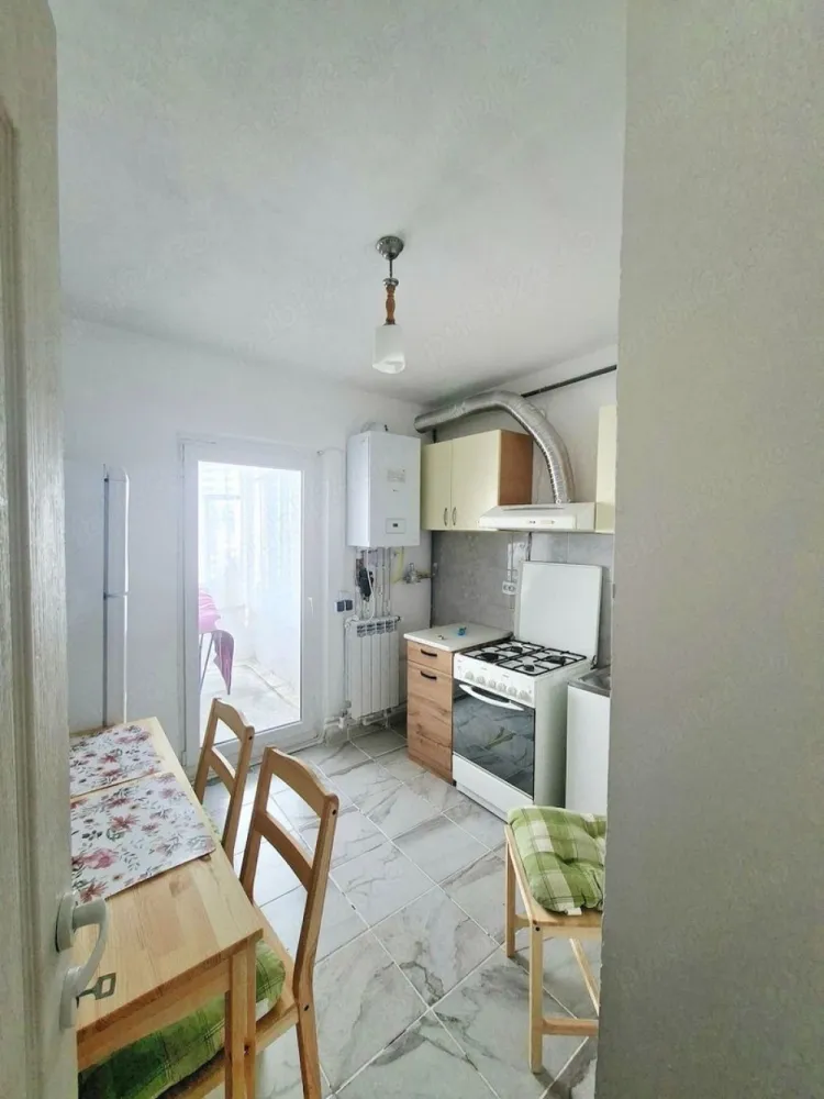 De inchiriat apartament 2 camere, Piața Centrală, et. 4, renovat, 450 eur