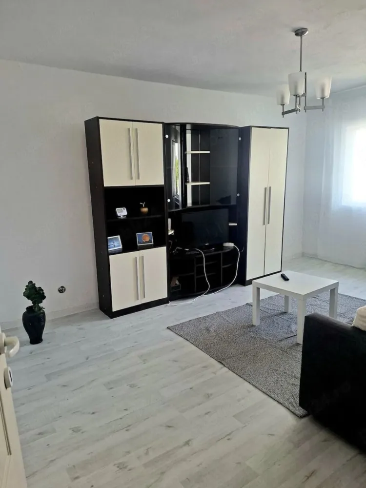 De inchiriat apartament 2 camere, Piața Centrală, et. 4, renovat, 450 eur