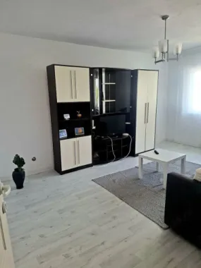 De inchiriat apartament 2 camere, Piața Centrală, et. 4, renovat, 450 eur