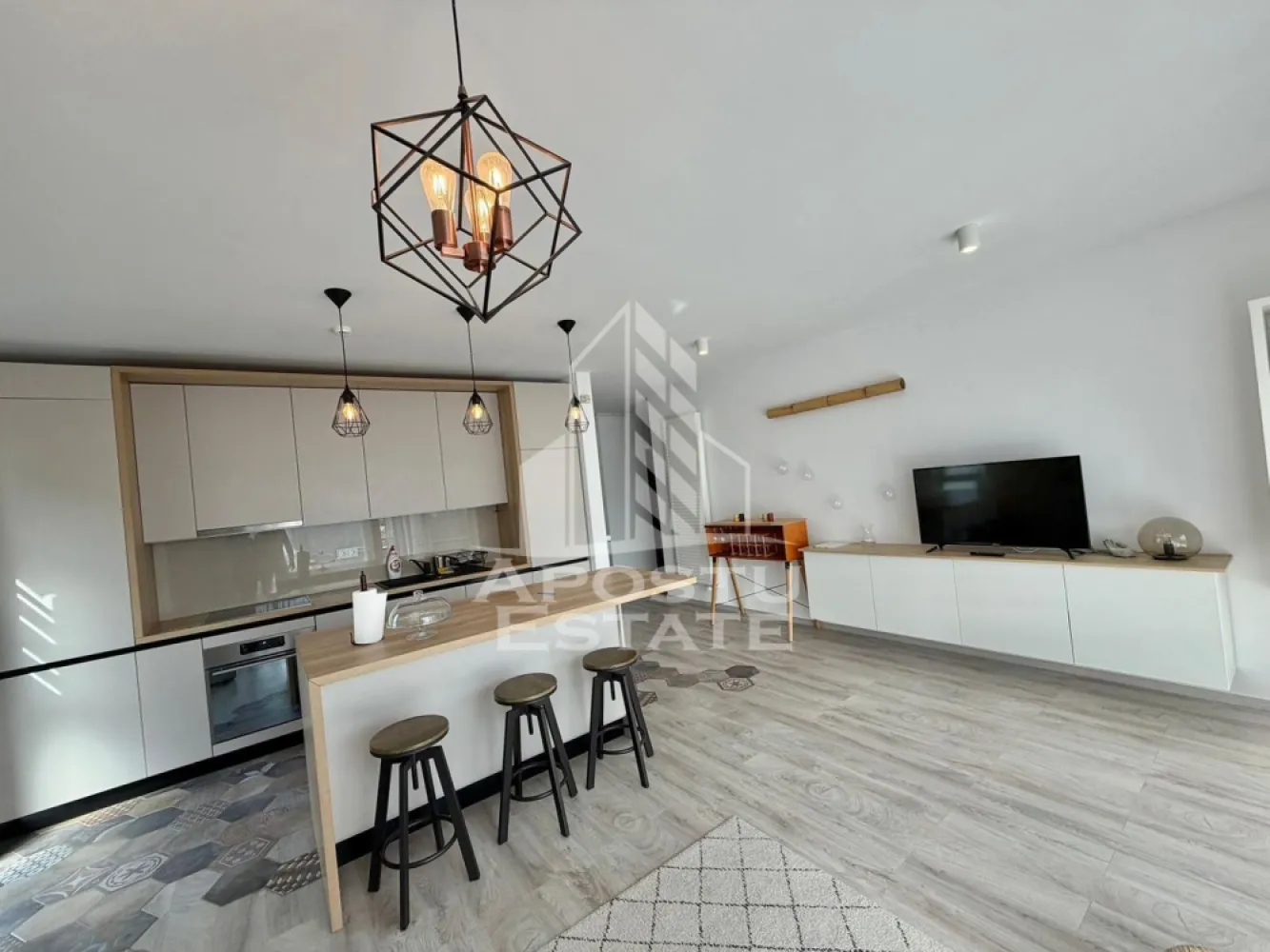 Apartament cu 2 camere de inchiriat, Torontal, Complex IRIS, Timisoara - Agentia imobiliara APOSTU ESTATE va propune spre inchiriere intr-un bloc nou cu lift un apartament cu 2 camere spatios si luminos, situat in Timisoara, zona Calea Torontalului ( blocurile IRIS), ca punct de reper apropiat cladirea VOX. Acest apartament se preteaza pentru cupluri sau persone singure care isi doresc o locuinta primitoare si confortabila.
Etaj: 6/9 (Lift)
Suprafata utila: 65 mp

Compartimentare eficienta:
-Bucatarie deschisa complet mobilata si utilata, cu loc de luat masa
-Living luminos si spatios
-Dormitor complet mobilat si utilat
-Baie prevazuta cu dus walk-in

Confort si facilitati:
-Loc de parcare inclus in pret
-Masina de spalat rufe
-Masina de spalat vase
-Aer conditionat
-Doua balcoane
-Incalzirea apartamentului: centrala proprie (incalzire prin pardoseala)

Localizare:
-Timis, Timisoara, zona Torontalului, proximitatea Facultatea de Agronomie, VOX

Ideal pentru:
-Persoane singure
-Cupluri

Disponibilitate: imediata
Pret chirie lunara: 650 EURO
Programeaza o vizionare pentru a-ti putea imagina viitorul aici!
ID intern: CP3162112