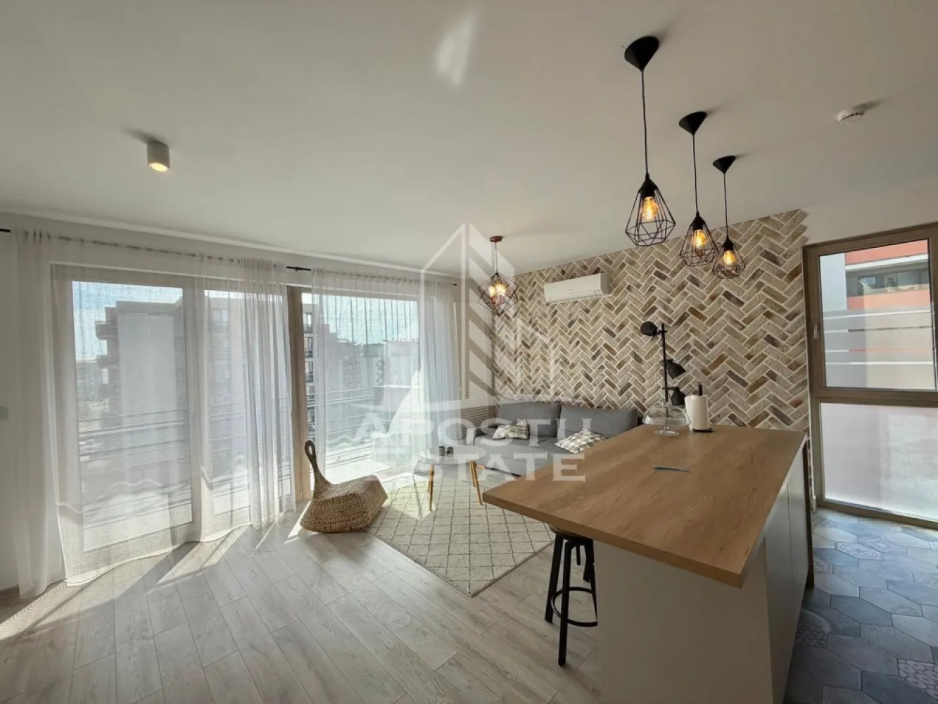 Apartament cu 2 camere de inchiriat, Torontal, Complex IRIS, Timisoara - Agentia imobiliara APOSTU ESTATE va propune spre inchiriere intr-un bloc nou cu lift un apartament cu 2 camere spatios si luminos, situat in Timisoara, zona Calea Torontalului ( blocurile IRIS), ca punct de reper apropiat cladirea VOX. Acest apartament se preteaza pentru cupluri sau persone singure care isi doresc o locuinta primitoare si confortabila.
Etaj: 6/9 (Lift)
Suprafata utila: 65 mp

Compartimentare eficienta:
-Bucatarie deschisa complet mobilata si utilata, cu loc de luat masa
-Living luminos si spatios
-Dormitor complet mobilat si utilat
-Baie prevazuta cu dus walk-in

Confort si facilitati:
-Loc de parcare inclus in pret
-Masina de spalat rufe
-Masina de spalat vase
-Aer conditionat
-Doua balcoane
-Incalzirea apartamentului: centrala proprie (incalzire prin pardoseala)

Localizare:
-Timis, Timisoara, zona Torontalului, proximitatea Facultatea de Agronomie, VOX

Ideal pentru:
-Persoane singure
-Cupluri

Disponibilitate: imediata
Pret chirie lunara: 650 EURO
Programeaza o vizionare pentru a-ti putea imagina viitorul aici!
ID intern: CP3162112