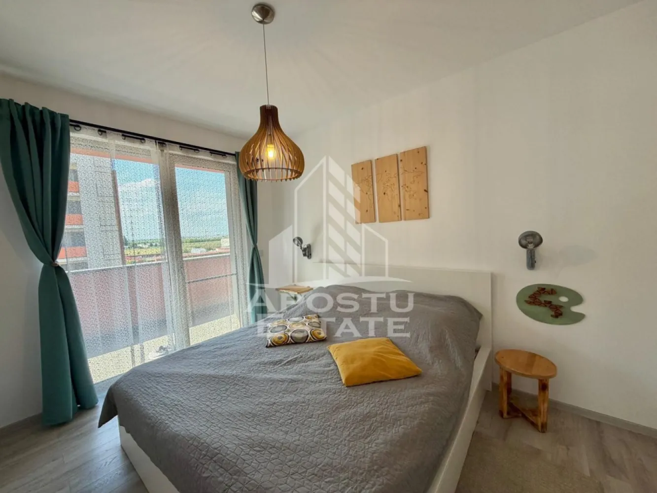 Apartament cu 2 camere de inchiriat, Torontal, Complex IRIS, Timisoara - Agentia imobiliara APOSTU ESTATE va propune spre inchiriere intr-un bloc nou cu lift un apartament cu 2 camere spatios si luminos, situat in Timisoara, zona Calea Torontalului ( blocurile IRIS), ca punct de reper apropiat cladirea VOX. Acest apartament se preteaza pentru cupluri sau persone singure care isi doresc o locuinta primitoare si confortabila.
Etaj: 6/9 (Lift)
Suprafata utila: 65 mp

Compartimentare eficienta:
-Bucatarie deschisa complet mobilata si utilata, cu loc de luat masa
-Living luminos si spatios
-Dormitor complet mobilat si utilat
-Baie prevazuta cu dus walk-in

Confort si facilitati:
-Loc de parcare inclus in pret
-Masina de spalat rufe
-Masina de spalat vase
-Aer conditionat
-Doua balcoane
-Incalzirea apartamentului: centrala proprie (incalzire prin pardoseala)

Localizare:
-Timis, Timisoara, zona Torontalului, proximitatea Facultatea de Agronomie, VOX

Ideal pentru:
-Persoane singure
-Cupluri

Disponibilitate: imediata
Pret chirie lunara: 650 EURO
Programeaza o vizionare pentru a-ti putea imagina viitorul aici!
ID intern: CP3162112