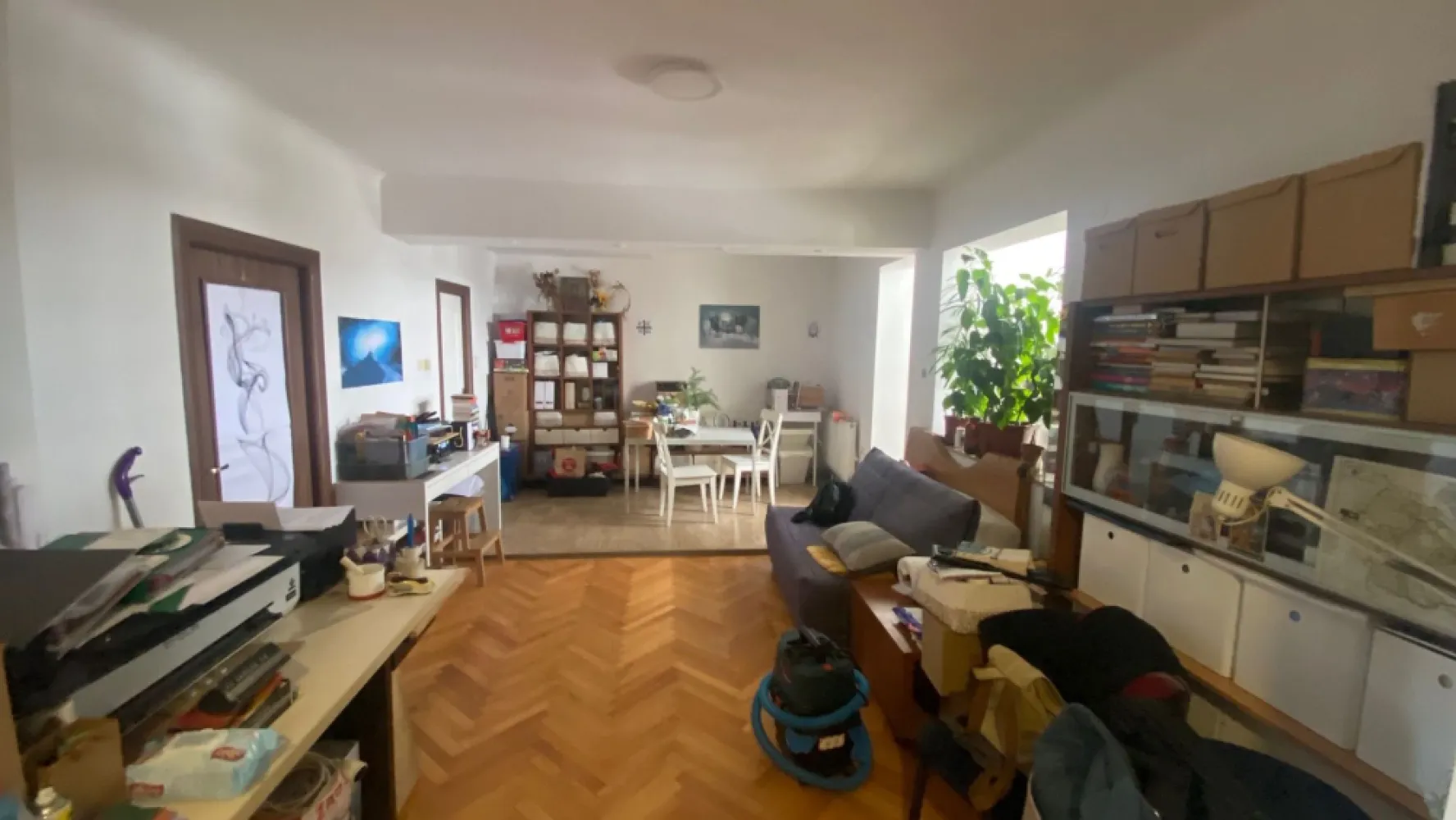 Piata Domenii - Ion Mihalache apartament 3 camere de vanzare - K Imobiliare va propune spre vanzare un apartament generos de 3 camere situat in fata Pietii Domenii. Apartamentul are suprafata de 78 mp. utili si o boxa la subsolul imobilului. incalzirea se face cu centrala termica pe gaz. Imobil construit in perioada interbelica si fara expertizare risc seismic. Acte in perfecta ordine. Pret negociabil. Comision agentie 2%.