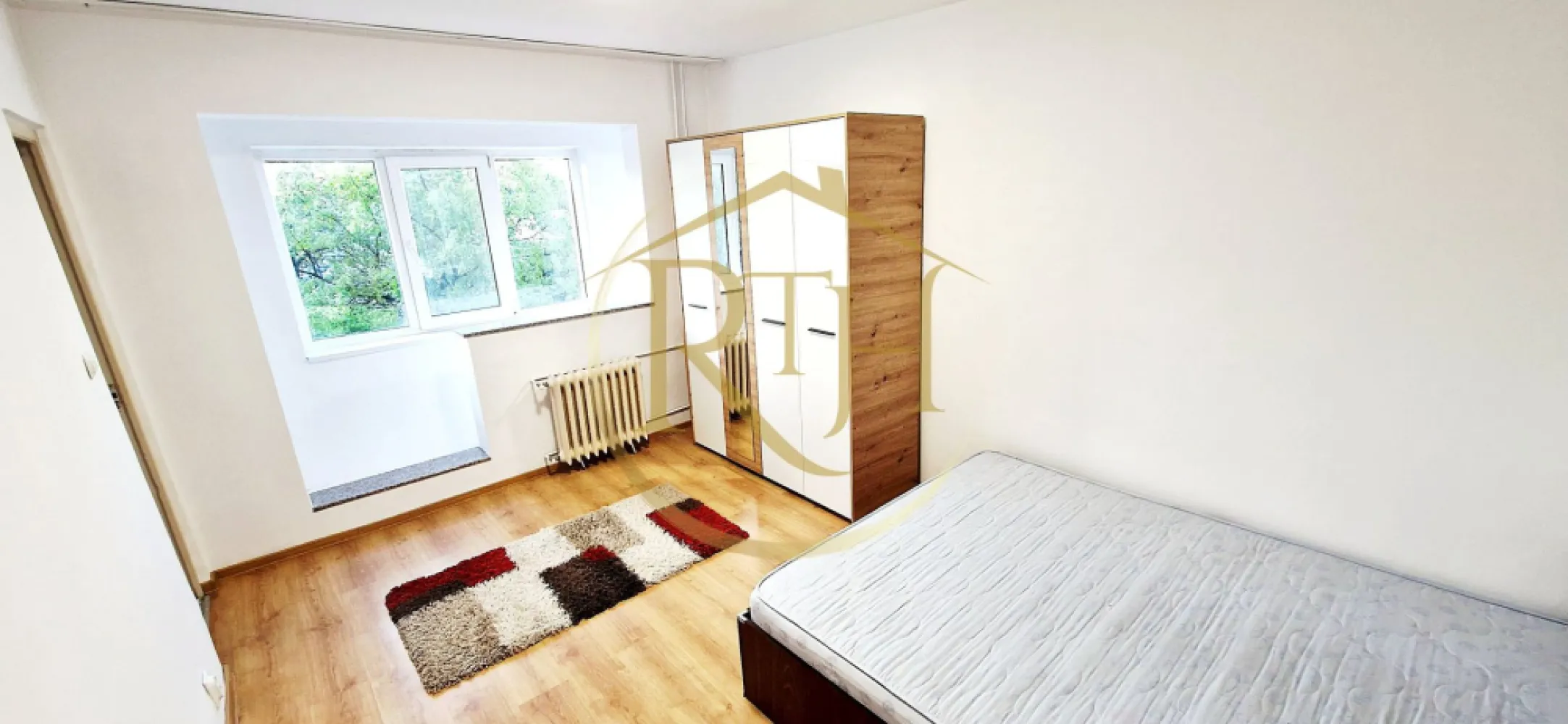 Apartament 1 cameră de închiriat, zona Aradului, lângă Iulius Mall. 0% comision - Se oferă spre închiriere apartament cu 1 cameră, situat în zona Aradului, la doar câteva minute de Iulius Mall Timișoara.

Locuința are o suprafață utilă de 27 mp și este poziționată la etajul 3 din 4, într-un bloc bine întreținut și eficient izolat termic, ceea ce se traduce în costuri reduse la întreținere.

Compartimentare:

hol cu spațiu de depozitare
baie
cameră
bucătărie separată
balcon

Dotări și stare:
Apartamentul este complet mobilat și utilat, fiind echipat cu mașină de spălat, aragaz și frigider. A fost recent renovat după plecarea ultimilor chiriași și se predă curat, gata pentru mutare imediată. În plus, sunt în curs de montare jaluzelele pentru balcon, ceea ce va aduce un plus de confort și intimitate.

Încălzirea se realizează prin sistemul de termoficare.

Localizare:
Zona oferă acces rapid către puncte de interes importante:

Lidl – 1 minut
Piața Dacia – 3 minute (magazine, farmacii, bănci, brutării, terase)
Iulius Mall Timișoara – 3 minute
Dedeman, Kapa Center Timișoara, Euro Shopping Center Timișoara – aproximativ 5 minute
școli și grădinițe – la mai puțin de 5 minute

Zona este foarte bine conectată, în partea de nord a orașului, oferind acces rapid către toate facilitățile urbane.

Potrivit pentru:
o persoană sau un cuplu care își doresc un apartament primitor, bine poziționat și ușor de accesat.

Condiții de închiriere:

Preț: 280 euro / lună
Garanție: 280 euro
Disponibil imediat
Nu se acceptă animale

Proprietatre reprezentata de RealTimHouse.ro - Un pas spre un loc doar al tau !