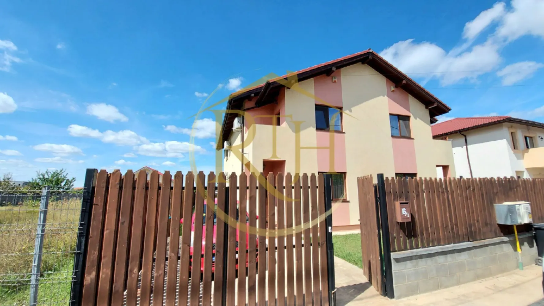 Oferim spre inchiriere casa-duplex,4 camere,Dumbravita aproape de Lidl - Vă propunem spre închiriere o locuință tip duplex, amplasată într-o zonă deosebit de avantajoasă din Dumbrăvița, pe o stradă asfaltată, la doar câțiva pași de Lidl și cu acces rapid către principalele artere ale orașului. Proprietatea se remarcă prin compartimentarea eficientă, spațiile generoase și amenajarea modernă, oferind confortul necesar unei familii.

Parterul este conceput pentru a asigura o zonă de zi luminoasă și primitoare, fiind compus din hol de acces, living open-space cu bucătărie complet utilată și ieșire directă pe terasa acoperită, un dormitor cu pat matrimonial și o baie dotată cu cabină de duș.
Etajul găzduiește două dormitoare spațioase, dintre care unul beneficiază de balcon propriu, o baie echipată cu cadă și mașină de spălat, precum și un dressing generos, ideal pentru organizare.
Locuința este complet mobilată și utilată cu electrocasnice moderne: frigider, aragaz, hotă, mașină de spălat rufe, precum și trei aparate de aer condiționat pentru confort termic optim pe tot parcursul anului. Încălzirea se realizează prin centrală termică pe gaz și calorifere.
Exteriorul este amenajat cu gazon prevăzut cu sistem de irigare automatizat, pomi fructiferi, terasă acoperită, zonă pentru grătar și spațiu de depozitare – un cadru perfect pentru relaxare și activități în aer liber.

Se închiriază exclusiv unei familii sau unui grup de maximum patru persoane, cu mențiunea că nu sunt acceptate animalele de companie. 
Pentru vizionare online, accesați linkul: https://youtu.be/3aoP7TwFYHw?feature=shared .

Preț chirie: 850 euro/lună
Garanție: 850 euro
Se percepe comision agentie .
Proprietatea este reprezentată în exclusivitate de RealTimHouse.ro – Un pas spre un loc doar al tău!