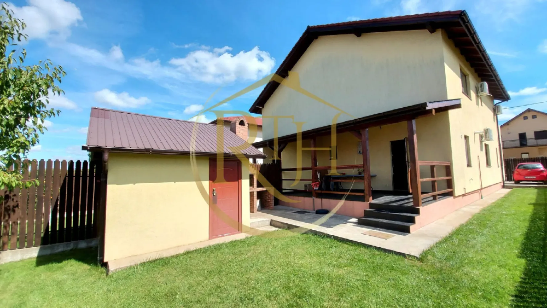 Oferim spre inchiriere casa-duplex,4 camere,Dumbravita aproape de Lidl - Vă propunem spre închiriere o locuință tip duplex, amplasată într-o zonă deosebit de avantajoasă din Dumbrăvița, pe o stradă asfaltată, la doar câțiva pași de Lidl și cu acces rapid către principalele artere ale orașului. Proprietatea se remarcă prin compartimentarea eficientă, spațiile generoase și amenajarea modernă, oferind confortul necesar unei familii.

Parterul este conceput pentru a asigura o zonă de zi luminoasă și primitoare, fiind compus din hol de acces, living open-space cu bucătărie complet utilată și ieșire directă pe terasa acoperită, un dormitor cu pat matrimonial și o baie dotată cu cabină de duș.
Etajul găzduiește două dormitoare spațioase, dintre care unul beneficiază de balcon propriu, o baie echipată cu cadă și mașină de spălat, precum și un dressing generos, ideal pentru organizare.
Locuința este complet mobilată și utilată cu electrocasnice moderne: frigider, aragaz, hotă, mașină de spălat rufe, precum și trei aparate de aer condiționat pentru confort termic optim pe tot parcursul anului. Încălzirea se realizează prin centrală termică pe gaz și calorifere.
Exteriorul este amenajat cu gazon prevăzut cu sistem de irigare automatizat, pomi fructiferi, terasă acoperită, zonă pentru grătar și spațiu de depozitare – un cadru perfect pentru relaxare și activități în aer liber.

Se închiriază exclusiv unei familii sau unui grup de maximum patru persoane, cu mențiunea că nu sunt acceptate animalele de companie. 
Pentru vizionare online, accesați linkul: https://youtu.be/3aoP7TwFYHw?feature=shared .

Preț chirie: 850 euro/lună
Garanție: 850 euro
Se percepe comision agentie .
Proprietatea este reprezentată în exclusivitate de RealTimHouse.ro – Un pas spre un loc doar al tău!