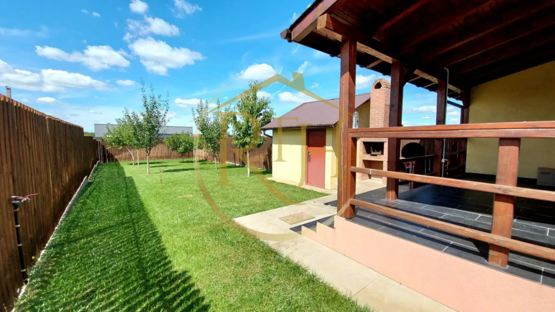 Oferim spre inchiriere casa-duplex,4 camere,Dumbravita aproape de Lidl - Vă propunem spre închiriere o locuință tip duplex, amplasată într-o zonă deosebit de avantajoasă din Dumbrăvița, pe o stradă asfaltată, la doar câțiva pași de Lidl și cu acces rapid către principalele artere ale orașului. Proprietatea se remarcă prin compartimentarea eficientă, spațiile generoase și amenajarea modernă, oferind confortul necesar unei familii.

Parterul este conceput pentru a asigura o zonă de zi luminoasă și primitoare, fiind compus din hol de acces, living open-space cu bucătărie complet utilată și ieșire directă pe terasa acoperită, un dormitor cu pat matrimonial și o baie dotată cu cabină de duș.
Etajul găzduiește două dormitoare spațioase, dintre care unul beneficiază de balcon propriu, o baie echipată cu cadă și mașină de spălat, precum și un dressing generos, ideal pentru organizare.
Locuința este complet mobilată și utilată cu electrocasnice moderne: frigider, aragaz, hotă, mașină de spălat rufe, precum și trei aparate de aer condiționat pentru confort termic optim pe tot parcursul anului. Încălzirea se realizează prin centrală termică pe gaz și calorifere.
Exteriorul este amenajat cu gazon prevăzut cu sistem de irigare automatizat, pomi fructiferi, terasă acoperită, zonă pentru grătar și spațiu de depozitare – un cadru perfect pentru relaxare și activități în aer liber.

Se închiriază exclusiv unei familii sau unui grup de maximum patru persoane, cu mențiunea că nu sunt acceptate animalele de companie. 
Pentru vizionare online, accesați linkul: https://youtu.be/3aoP7TwFYHw?feature=shared .

Preț chirie: 850 euro/lună
Garanție: 850 euro
Se percepe comision agentie .
Proprietatea este reprezentată în exclusivitate de RealTimHouse.ro – Un pas spre un loc doar al tău!