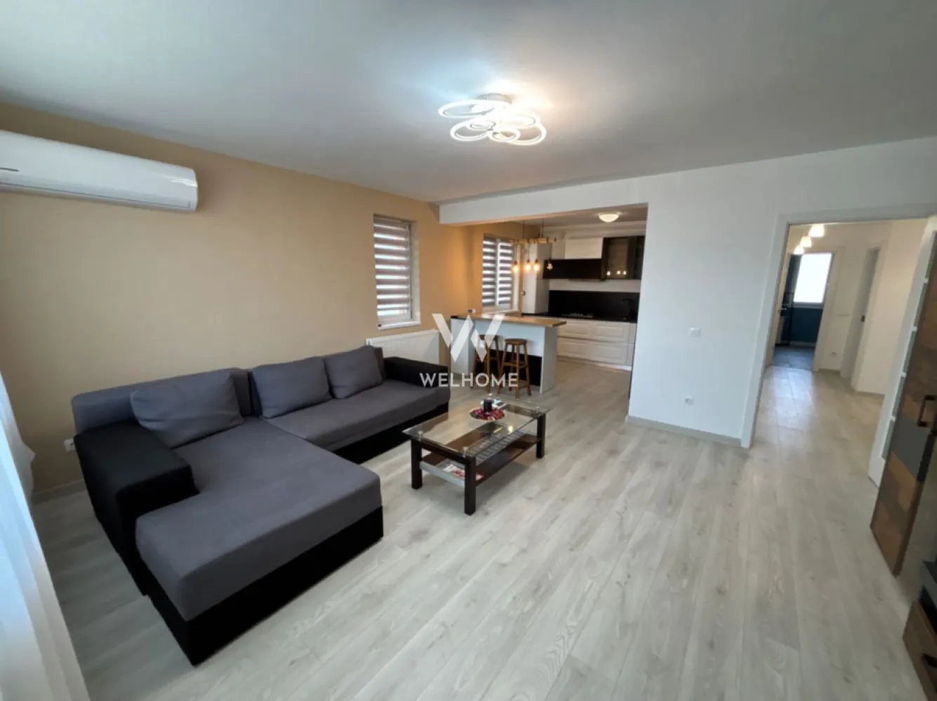 Apartament 3 camere cu BOXA, ETAJ 1 in Selimbar - Apartament 3 camere DECOMANDAT mobilat-utilat - zona Dracula, Selimbar

Suprafata utila: 82.4 mp + balcon 7.28 mp
 Apartamentul se afla la etajul 1 al unei vile cu regim de inaltime P + 2.
 Compartimentat astfel: hol acces cu dressing generos, living cu bucatarie open space (poti opta pentru inchiderea ei), 2 dormitoare, baie cu geam, balcon.
 Se vinde complet mobilat-utilat exact ca in imagini, dotat cu tot ce este nevoie: aer conditionat, TV, masina de spalat vase, masina de spalat rufe etc.
 Situat intr-o zona linistita cu acces cu acces facil la magazine, DN, mijloace de transport, scoala.
 Imobilul detine o boxa la parter de 3 mp si un loc de parcare inclus in pret.
 Se poate achizitiona atat cash, cat si prin credit ipotecar.

Pret: 147.000 Euro 
Telefon: 0747.639.802