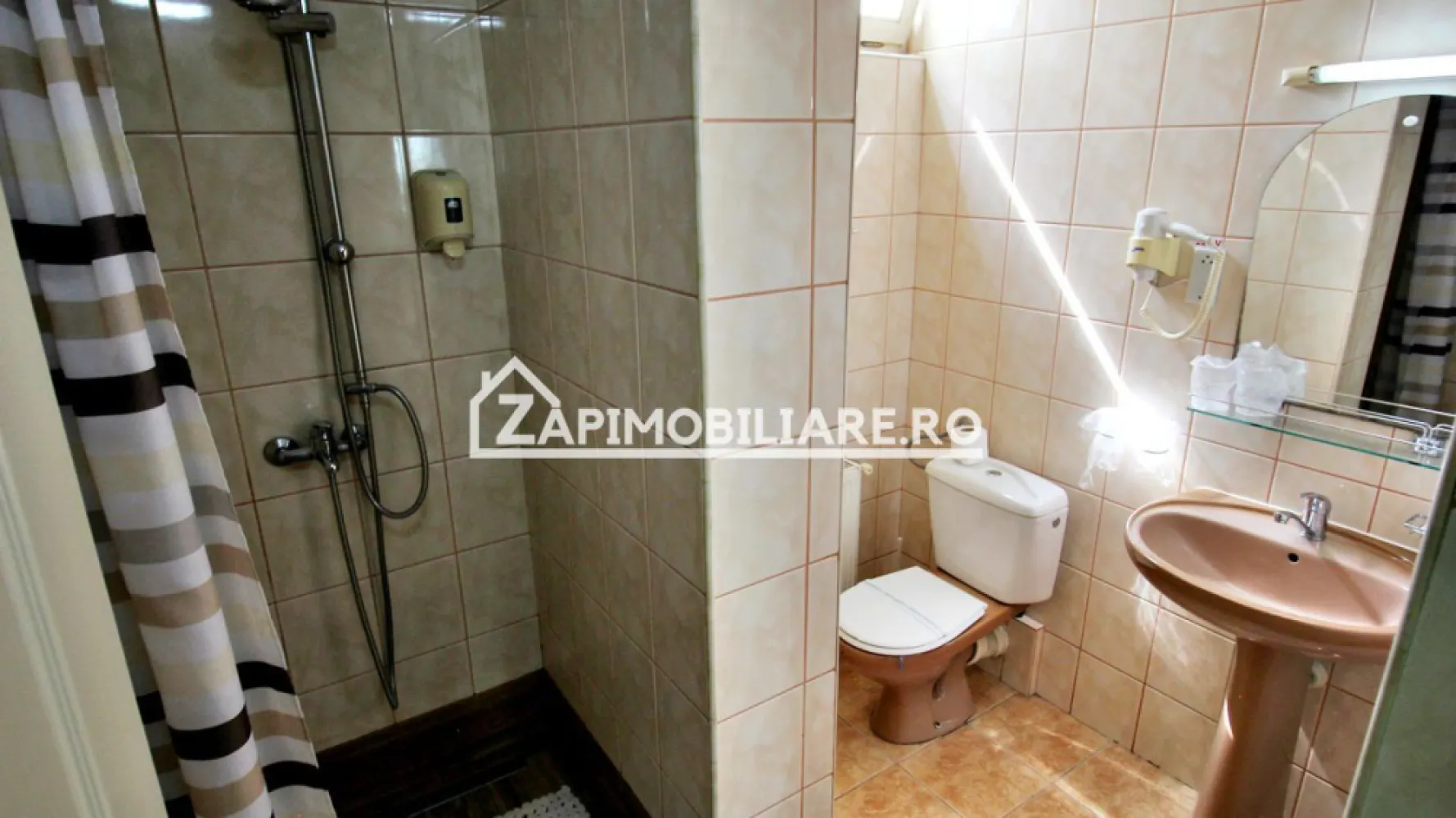 Pensiune aproape de centru,10 camere,13 băi,1 restaurant
