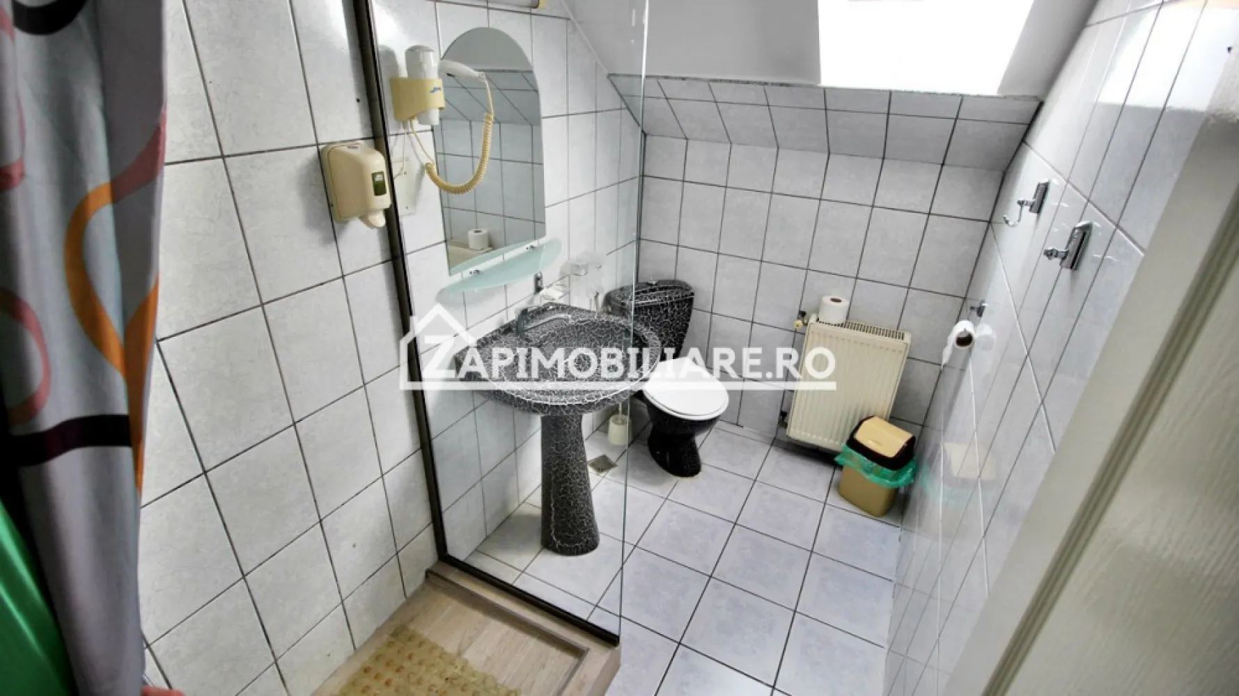 Pensiune aproape de centru,10 camere,13 băi,1 restaurant