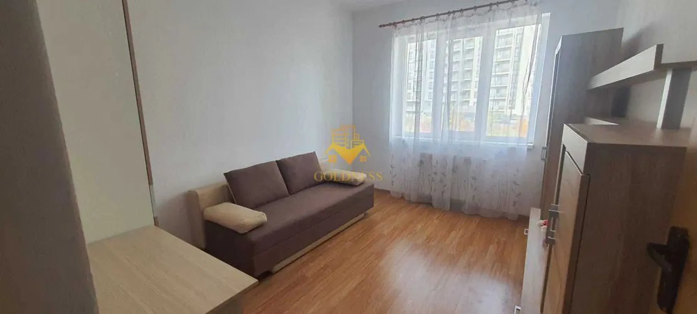 2 camere decomandate, modern, parcare, Cartierul Buna Ziua, Zona Audi - GOLDNESS Imobiliare vă propune spre închiriere un apartament cu 2 camere decomandate complet mobilat și utilat, la etajul 1 într-un imobil de 4 etaje, în cartierul Buna Ziua. Apartamentul este compartimentat astfel:
 - dormitor cu pat matrimonial, dulap pentru haine, noptiere
 - dormitor cu canapea exntensibila, spatiu pentru depozitare.
 - bucataria complet utilată, loc de servit masa 
 - baie cu cada, calorifer port prosop inox și dulap pentru depozitare.

Imobilul este dotat cu toate cele necesare- centrală pe bloc , frigider, aragaz, frigider etc. 
Se află în apropierea stațiilor de transport în comun, magazine, restaurante, spații verzi, farmacii, etc. 
Dispune de loc de parcare inclusa in pret!

Dacă sunteți interesați de acest apartament și doriți să îl vizionați, dar și pentru alte oferte sau detalii nu ezitați să ne contactați telefonic sau prin e-mail - goldnessimobiliare@gmail.com. Vă stăm la dispoziție!
Pentru intermediere se percepe un comision de 50% din prețul chiriei!