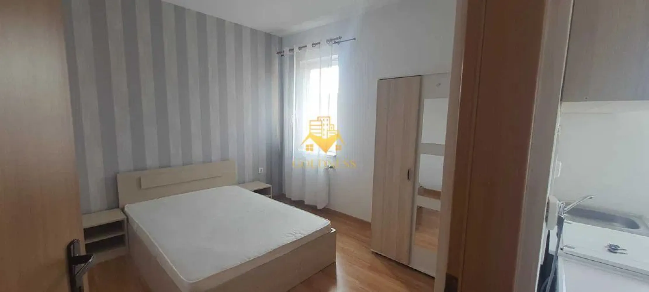 2 camere decomandate, modern, parcare, Cartierul Buna Ziua, Zona Audi - GOLDNESS Imobiliare vă propune spre închiriere un apartament cu 2 camere decomandate complet mobilat și utilat, la etajul 1 într-un imobil de 4 etaje, în cartierul Buna Ziua. Apartamentul este compartimentat astfel:
 - dormitor cu pat matrimonial, dulap pentru haine, noptiere
 - dormitor cu canapea exntensibila, spatiu pentru depozitare.
 - bucataria complet utilată, loc de servit masa 
 - baie cu cada, calorifer port prosop inox și dulap pentru depozitare.

Imobilul este dotat cu toate cele necesare- centrală pe bloc , frigider, aragaz, frigider etc. 
Se află în apropierea stațiilor de transport în comun, magazine, restaurante, spații verzi, farmacii, etc. 
Dispune de loc de parcare inclusa in pret!

Dacă sunteți interesați de acest apartament și doriți să îl vizionați, dar și pentru alte oferte sau detalii nu ezitați să ne contactați telefonic sau prin e-mail - goldnessimobiliare@gmail.com. Vă stăm la dispoziție!
Pentru intermediere se percepe un comision de 50% din prețul chiriei!