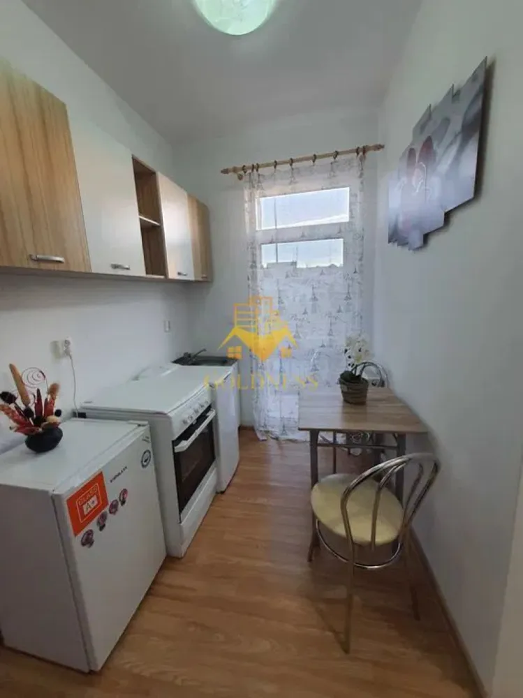 2 camere decomandate, modern, parcare, Cartierul Buna Ziua, Zona Audi - GOLDNESS Imobiliare vă propune spre închiriere un apartament cu 2 camere decomandate complet mobilat și utilat, la etajul 1 într-un imobil de 4 etaje, în cartierul Buna Ziua. Apartamentul este compartimentat astfel:
 - dormitor cu pat matrimonial, dulap pentru haine, noptiere
 - dormitor cu canapea exntensibila, spatiu pentru depozitare.
 - bucataria complet utilată, loc de servit masa 
 - baie cu cada, calorifer port prosop inox și dulap pentru depozitare.

Imobilul este dotat cu toate cele necesare- centrală pe bloc , frigider, aragaz, frigider etc. 
Se află în apropierea stațiilor de transport în comun, magazine, restaurante, spații verzi, farmacii, etc. 
Dispune de loc de parcare inclusa in pret!

Dacă sunteți interesați de acest apartament și doriți să îl vizionați, dar și pentru alte oferte sau detalii nu ezitați să ne contactați telefonic sau prin e-mail - goldnessimobiliare@gmail.com. Vă stăm la dispoziție!
Pentru intermediere se percepe un comision de 50% din prețul chiriei!