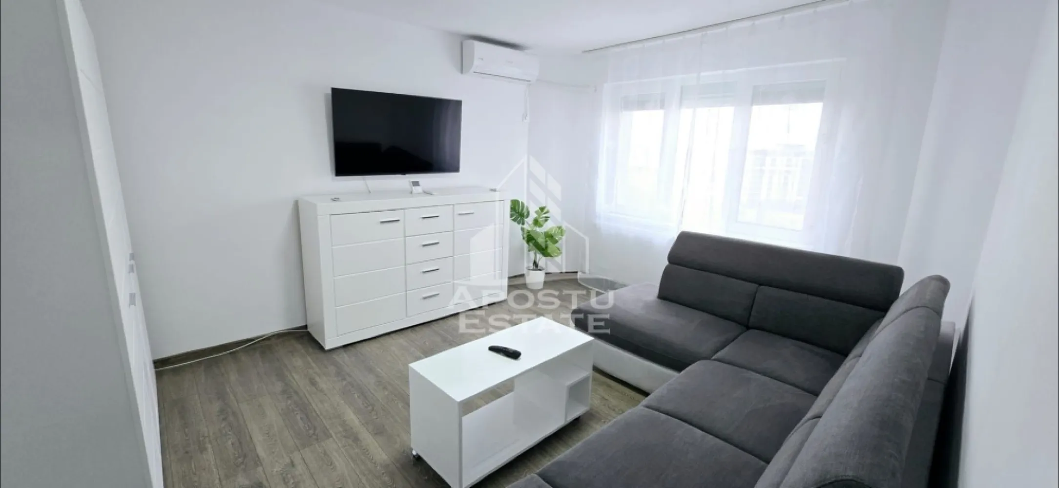 Apartament 1 camera, de inchiriat, zona Centrala, Timisoara - Agentia imobiliara APOSTU ESTATE va propune spre inchiriere un apartament cu 1 camera, spatios si luminos, situat in zona Centrala, o zona linistita si bine pozitionata din Timisoara, potrivit pentru cupluri sau studenti care isi doresc o locuinta unde sa se simta confortabil si cu acces facil catre scoli, statii de autobuz, supermarketuri , magazine de zona, parcuri.

Suprafata utila: 40 mp
Compartimentare eficienta:
-Hol de acces generos
-Bucatarie complet mobilata si utilata, cu loc de luat masa
-Living luminos si spatios
-Baie prevazuta cu cada

Confort si facilitati:
-Incalzirea apartamentului: centrala proprie
-Încălzirea prin calorifere
-Apartamentul este complet mobilat si utilat
-Nu se accepta animale de companie de catre proprietar

Localizare:
-Timis,Timisoara, zona Centrala – acces facil spre magazine, supermarketuri, scoli, parcuri si mijloace de transport in comun.

Ideal pentru:
-Cupluri
-Studenti

Disponibilitate: 6.07.2026
Pret chirie lunara: 450 Euro
Programeaza o vizionare pentru a-ti putea imagina viitorul aici!
ID intern: CP3162057