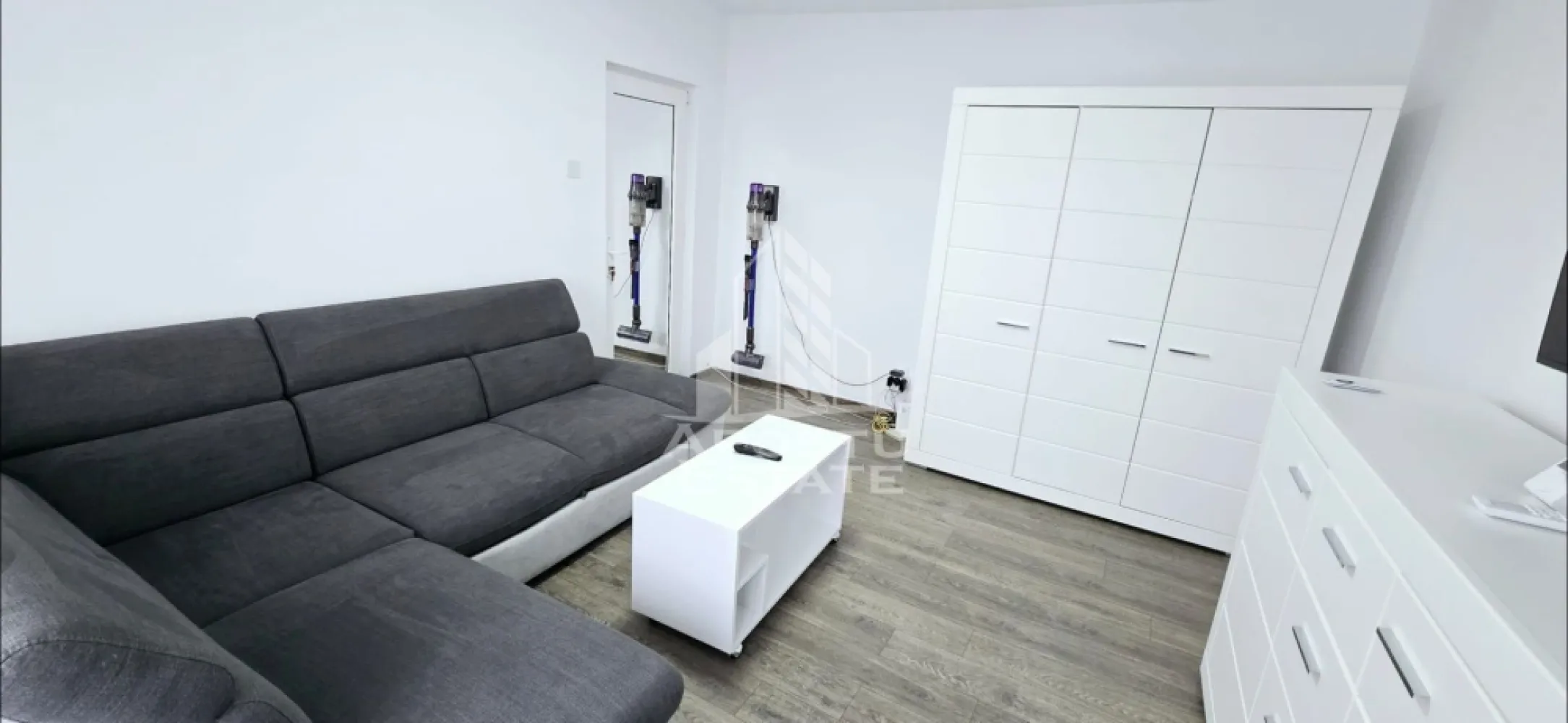 Apartament 1 camera, de inchiriat, zona Centrala, Timisoara - Agentia imobiliara APOSTU ESTATE va propune spre inchiriere un apartament cu 1 camera, spatios si luminos, situat in zona Centrala, o zona linistita si bine pozitionata din Timisoara, potrivit pentru cupluri sau studenti care isi doresc o locuinta unde sa se simta confortabil si cu acces facil catre scoli, statii de autobuz, supermarketuri , magazine de zona, parcuri.

Suprafata utila: 40 mp
Compartimentare eficienta:
-Hol de acces generos
-Bucatarie complet mobilata si utilata, cu loc de luat masa
-Living luminos si spatios
-Baie prevazuta cu cada

Confort si facilitati:
-Incalzirea apartamentului: centrala proprie
-Încălzirea prin calorifere
-Apartamentul este complet mobilat si utilat
-Nu se accepta animale de companie de catre proprietar

Localizare:
-Timis,Timisoara, zona Centrala – acces facil spre magazine, supermarketuri, scoli, parcuri si mijloace de transport in comun.

Ideal pentru:
-Cupluri
-Studenti

Disponibilitate: 6.07.2026
Pret chirie lunara: 450 Euro
Programeaza o vizionare pentru a-ti putea imagina viitorul aici!
ID intern: CP3162057