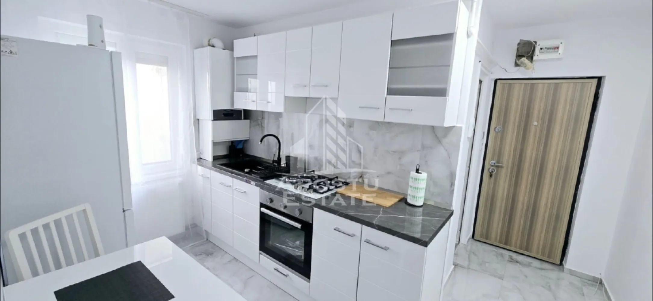 Apartament 1 camera, de inchiriat, zona Centrala, Timisoara - Agentia imobiliara APOSTU ESTATE va propune spre inchiriere un apartament cu 1 camera, spatios si luminos, situat in zona Centrala, o zona linistita si bine pozitionata din Timisoara, potrivit pentru cupluri sau studenti care isi doresc o locuinta unde sa se simta confortabil si cu acces facil catre scoli, statii de autobuz, supermarketuri , magazine de zona, parcuri.

Suprafata utila: 40 mp
Compartimentare eficienta:
-Hol de acces generos
-Bucatarie complet mobilata si utilata, cu loc de luat masa
-Living luminos si spatios
-Baie prevazuta cu cada

Confort si facilitati:
-Incalzirea apartamentului: centrala proprie
-Încălzirea prin calorifere
-Apartamentul este complet mobilat si utilat
-Nu se accepta animale de companie de catre proprietar

Localizare:
-Timis,Timisoara, zona Centrala – acces facil spre magazine, supermarketuri, scoli, parcuri si mijloace de transport in comun.

Ideal pentru:
-Cupluri
-Studenti

Disponibilitate: 6.07.2026
Pret chirie lunara: 450 Euro
Programeaza o vizionare pentru a-ti putea imagina viitorul aici!
ID intern: CP3162057