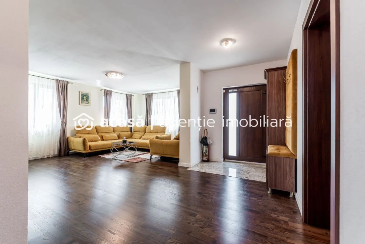 Casa la cheie de vanzare in cartierul Europa, Vladimirescu Comision 0 - Comision 0%
Casă modernă construită în 2020, situată într-o zonă liniștită și apreciată din Vladimirescu. Proprietatea are 146 mp utili și un teren generos de 701 mp.
Compartimentare: la parter se află livingul, bucătărie cu camara si iesire pe terasa, un dormitor și o baie, iar la etaj două dormitoare, o baie și o zonă de zi care poate fi amenajată ca al treilea dormitor.

Locuința este construită din cărămidă, izolată termic, beneficiază de încălzire în pardoseală și se vinde complet mobilată și utilată, exact ca în fotografii.

O proprietate ideală pentru cei care își doresc o casă spațioasă, modernă și pregătită pentru mutare imediată.

📞 Pentru detalii și programarea unei vizionări:
Blaga Flavius – 0754467525 Consultant imobiliar acreditat APAIR (Asociația Profesională a Agenților Imobiliari din România)

Nu dispui de toată suma? Te ajutăm noi gratuit! Îți obținem oferte de la 16 bănci.
Ai o proprietate de vânzare în Arad și vrei să știi cât valorează cu adevărat?

Birou: ACASĂ | Agenție imobiliară Arad
Adresă: Bulevardul Decebal 2, Arad 310133