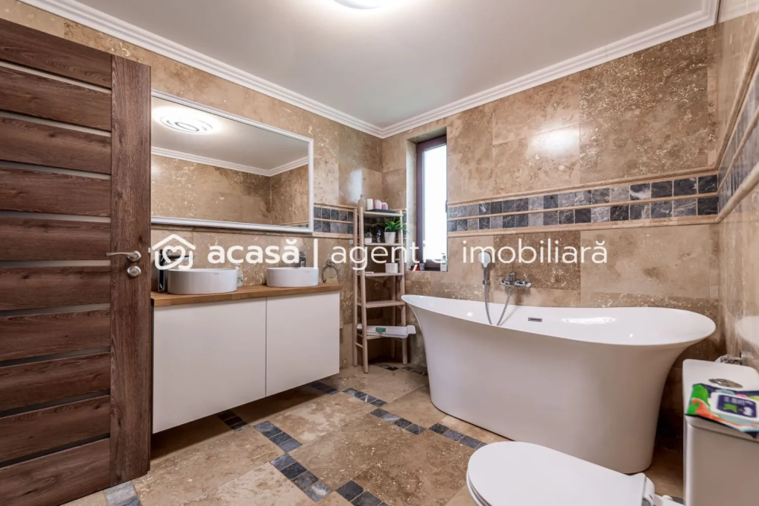 Casa la cheie de vanzare in cartierul Europa, Vladimirescu Comision 0 - Comision 0%
Casă modernă construită în 2020, situată într-o zonă liniștită și apreciată din Vladimirescu. Proprietatea are 146 mp utili și un teren generos de 701 mp.
Compartimentare: la parter se află livingul, bucătărie cu camara si iesire pe terasa, un dormitor și o baie, iar la etaj două dormitoare, o baie și o zonă de zi care poate fi amenajată ca al treilea dormitor.

Locuința este construită din cărămidă, izolată termic, beneficiază de încălzire în pardoseală și se vinde complet mobilată și utilată, exact ca în fotografii.

O proprietate ideală pentru cei care își doresc o casă spațioasă, modernă și pregătită pentru mutare imediată.

📞 Pentru detalii și programarea unei vizionări:
Blaga Flavius – 0754467525 Consultant imobiliar acreditat APAIR (Asociația Profesională a Agenților Imobiliari din România)

Nu dispui de toată suma? Te ajutăm noi gratuit! Îți obținem oferte de la 16 bănci.
Ai o proprietate de vânzare în Arad și vrei să știi cât valorează cu adevărat?

Birou: ACASĂ | Agenție imobiliară Arad
Adresă: Bulevardul Decebal 2, Arad 310133