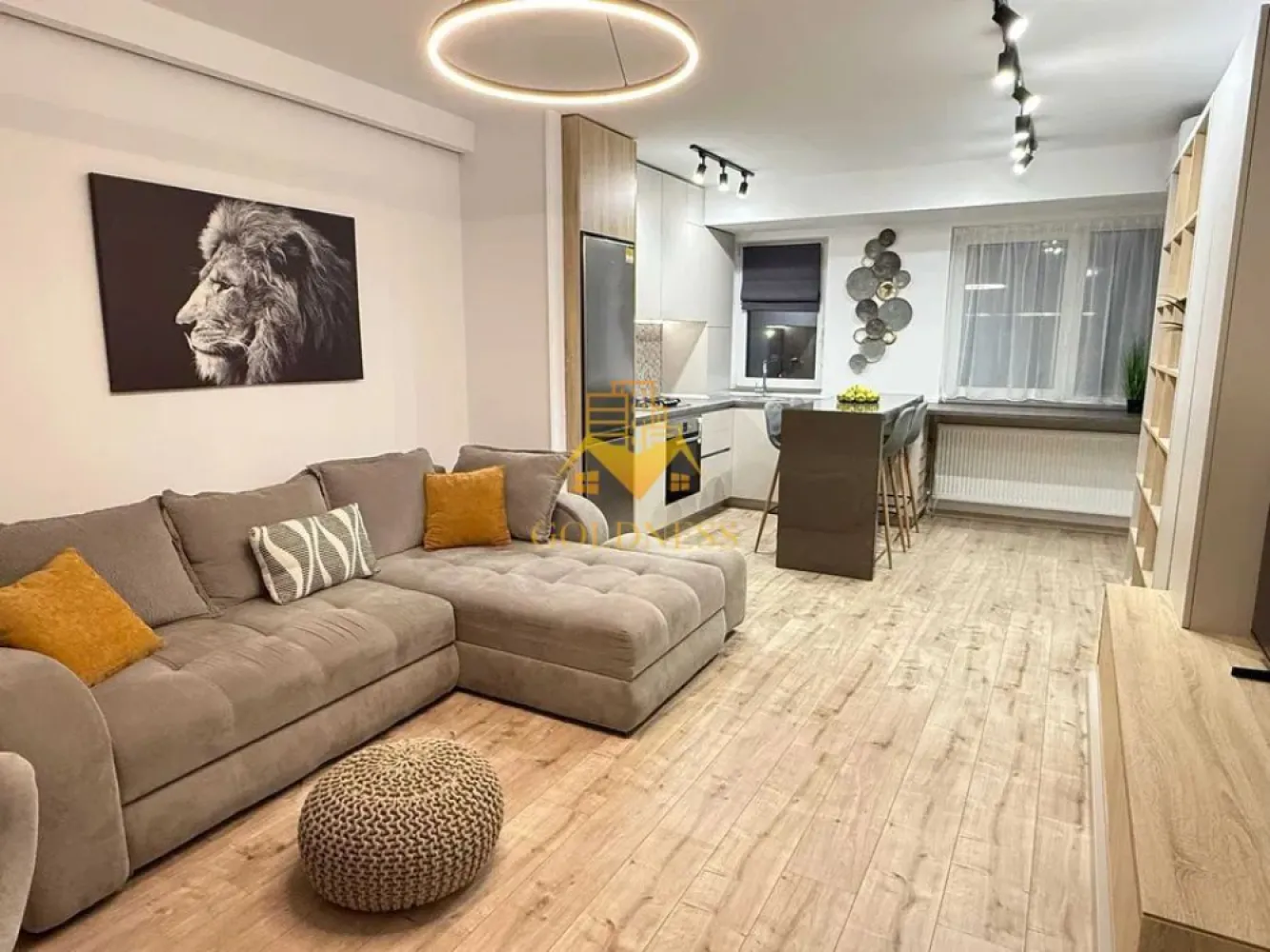 2 camere, modern, bloc nou, Calea Turzii Zona Hexagon, Leroy Merlin - GOLDNESS Imobiliare vă propune spre închiriere un apartament cu 2 camere complet mobilat și utilat, la etajul 3 într-un imobil de 5 etaje, în Cartierul Calea Turzii.
Parcare subterana 50E!
Se află în apropierea stațiilor de transport în comun, magazine, restaurante, spații verzi, farmacii, etc. 

Apartamentul este compartimentat astfel:
 - dormitor cu pat matrimonial, dressing, noptiere
 - living cu bucatarie open space complet utilată și mobilată, canapea extensibilă, loc de servit masa, TV
 - baie cu dus walk-in, calorifer port prosop și dulap pentru depozitare.
 - balcon de 5 mp.

Imobilul este dotat cu toate cele necesare- centrală proprie, frigider, aragaz, hotă, mașină de spălat haine, etc. 

Dacă sunteți interesați de acest apartament și doriți să îl vizionați, dar și pentru alte oferte nu ezitați să ne contactați telefonic sau prin e-mail. Vă stăm la dispoziție!
Pentru intermediere se percepe un comision de 50% din prețul chiriei!