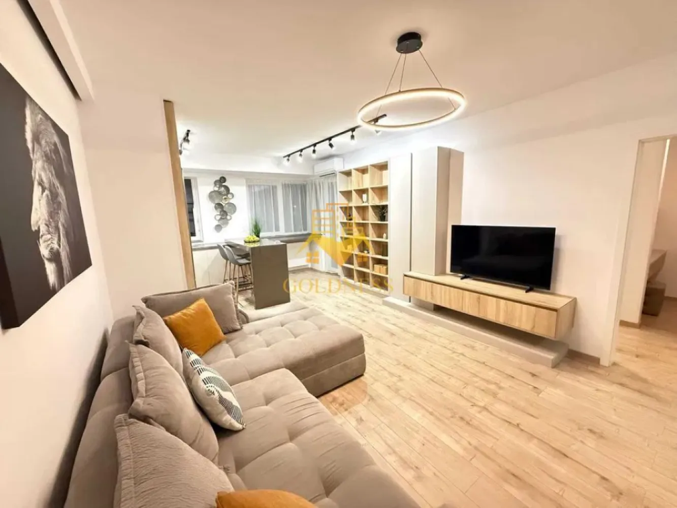 2 camere, modern, bloc nou, Calea Turzii Zona Hexagon, Leroy Merlin - GOLDNESS Imobiliare vă propune spre închiriere un apartament cu 2 camere complet mobilat și utilat, la etajul 3 într-un imobil de 5 etaje, în Cartierul Calea Turzii.
Parcare subterana 50E!
Se află în apropierea stațiilor de transport în comun, magazine, restaurante, spații verzi, farmacii, etc. 

Apartamentul este compartimentat astfel:
 - dormitor cu pat matrimonial, dressing, noptiere
 - living cu bucatarie open space complet utilată și mobilată, canapea extensibilă, loc de servit masa, TV
 - baie cu dus walk-in, calorifer port prosop și dulap pentru depozitare.
 - balcon de 5 mp.

Imobilul este dotat cu toate cele necesare- centrală proprie, frigider, aragaz, hotă, mașină de spălat haine, etc. 

Dacă sunteți interesați de acest apartament și doriți să îl vizionați, dar și pentru alte oferte nu ezitați să ne contactați telefonic sau prin e-mail. Vă stăm la dispoziție!
Pentru intermediere se percepe un comision de 50% din prețul chiriei!