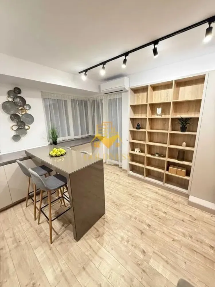 2 camere, modern, bloc nou, Calea Turzii Zona Hexagon, Leroy Merlin - GOLDNESS Imobiliare vă propune spre închiriere un apartament cu 2 camere complet mobilat și utilat, la etajul 3 într-un imobil de 5 etaje, în Cartierul Calea Turzii.
Parcare subterana 50E!
Se află în apropierea stațiilor de transport în comun, magazine, restaurante, spații verzi, farmacii, etc. 

Apartamentul este compartimentat astfel:
 - dormitor cu pat matrimonial, dressing, noptiere
 - living cu bucatarie open space complet utilată și mobilată, canapea extensibilă, loc de servit masa, TV
 - baie cu dus walk-in, calorifer port prosop și dulap pentru depozitare.
 - balcon de 5 mp.

Imobilul este dotat cu toate cele necesare- centrală proprie, frigider, aragaz, hotă, mașină de spălat haine, etc. 

Dacă sunteți interesați de acest apartament și doriți să îl vizionați, dar și pentru alte oferte nu ezitați să ne contactați telefonic sau prin e-mail. Vă stăm la dispoziție!
Pentru intermediere se percepe un comision de 50% din prețul chiriei!