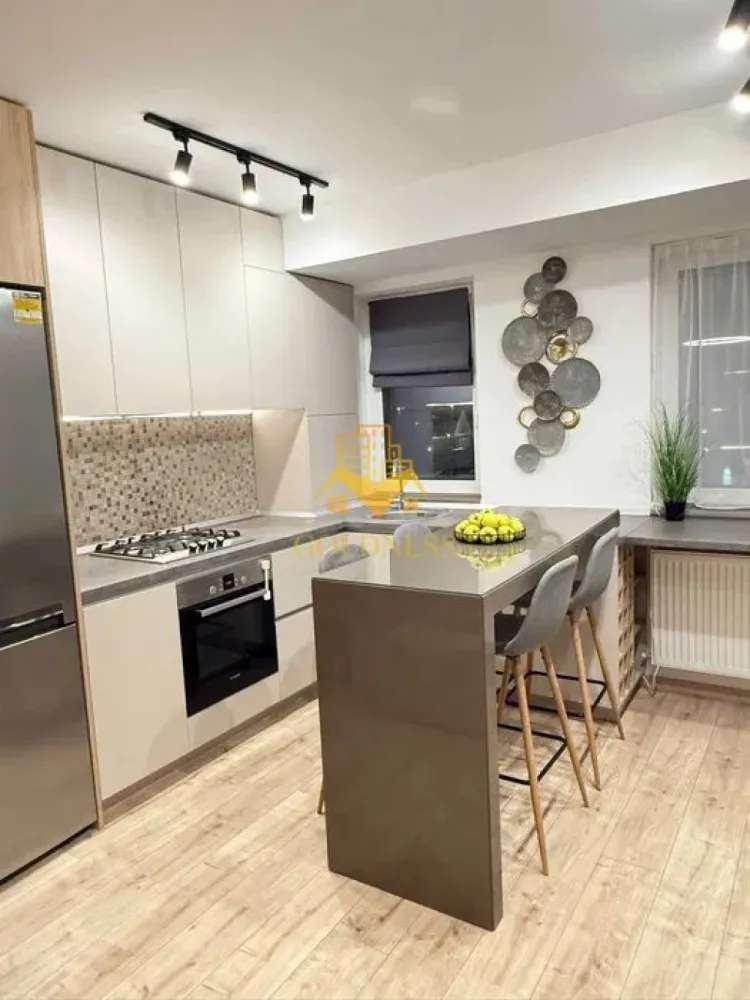 2 camere, modern, bloc nou, Calea Turzii Zona Hexagon, Leroy Merlin - GOLDNESS Imobiliare vă propune spre închiriere un apartament cu 2 camere complet mobilat și utilat, la etajul 3 într-un imobil de 5 etaje, în Cartierul Calea Turzii.
Parcare subterana 50E!
Se află în apropierea stațiilor de transport în comun, magazine, restaurante, spații verzi, farmacii, etc. 

Apartamentul este compartimentat astfel:
 - dormitor cu pat matrimonial, dressing, noptiere
 - living cu bucatarie open space complet utilată și mobilată, canapea extensibilă, loc de servit masa, TV
 - baie cu dus walk-in, calorifer port prosop și dulap pentru depozitare.
 - balcon de 5 mp.

Imobilul este dotat cu toate cele necesare- centrală proprie, frigider, aragaz, hotă, mașină de spălat haine, etc. 

Dacă sunteți interesați de acest apartament și doriți să îl vizionați, dar și pentru alte oferte nu ezitați să ne contactați telefonic sau prin e-mail. Vă stăm la dispoziție!
Pentru intermediere se percepe un comision de 50% din prețul chiriei!