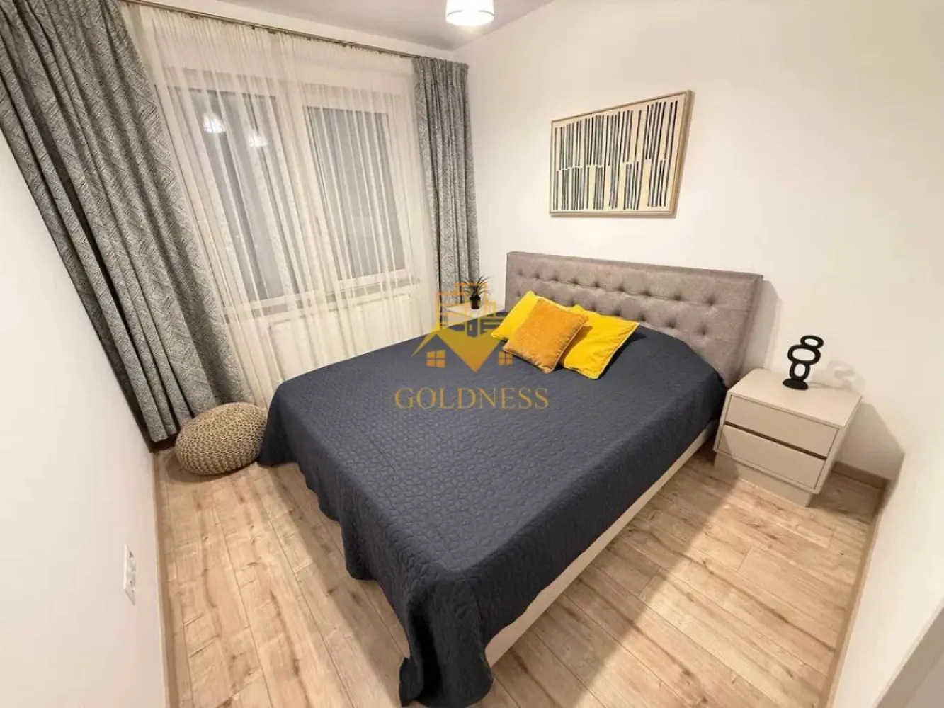 2 camere, modern, bloc nou, Calea Turzii Zona Hexagon, Leroy Merlin - GOLDNESS Imobiliare vă propune spre închiriere un apartament cu 2 camere complet mobilat și utilat, la etajul 3 într-un imobil de 5 etaje, în Cartierul Calea Turzii.
Parcare subterana 50E!
Se află în apropierea stațiilor de transport în comun, magazine, restaurante, spații verzi, farmacii, etc. 

Apartamentul este compartimentat astfel:
 - dormitor cu pat matrimonial, dressing, noptiere
 - living cu bucatarie open space complet utilată și mobilată, canapea extensibilă, loc de servit masa, TV
 - baie cu dus walk-in, calorifer port prosop și dulap pentru depozitare.
 - balcon de 5 mp.

Imobilul este dotat cu toate cele necesare- centrală proprie, frigider, aragaz, hotă, mașină de spălat haine, etc. 

Dacă sunteți interesați de acest apartament și doriți să îl vizionați, dar și pentru alte oferte nu ezitați să ne contactați telefonic sau prin e-mail. Vă stăm la dispoziție!
Pentru intermediere se percepe un comision de 50% din prețul chiriei!