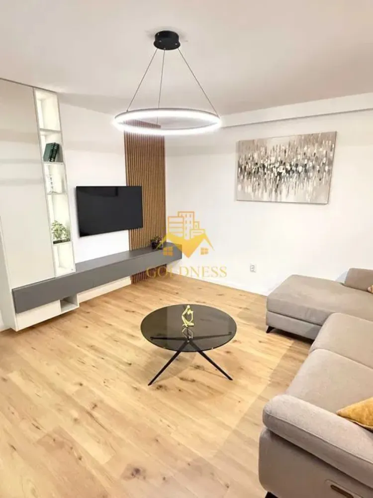 2 Camere Open space, Parcare, Iulius Mall, FSEGA, Gheorgheni - GOLDNESS Imobiliare vă propune spre închiriere un apartament cu 2 camere complet mobilat și utilat, la etajul 5 într-un imobil de 7 etaje, în Cartierul Gheorgheni.
Pretul inclute tva de 21% care se poate deduce.
Parcare subterana 50E!
Se află în apropierea stațiilor de transport în comun, magazine, restaurante, spații verzi, farmacii, etc. 

Apartamentul este compartimentat astfel:
 - dormitor cu pat matrimonial, dressing, noptiere
 - living cu bucatarie open space complet utilată și mobilată, canapea extensibilă, loc de servit masa, TV
 - baie cu dus walk-in, calorifer port prosop și dulap pentru depozitare.
 - 2 balcone. 

Imobilul este dotat cu toate cele necesare- centrală proprie, frigider, aragaz, hotă, mașină de spălat haine, etc. 

Dacă sunteți interesați de acest apartament și doriți să îl vizionați, dar și pentru alte oferte nu ezitați să ne contactați telefonic sau prin e-mail. Vă stăm la dispoziție!
Pentru intermediere se percepe un comision de 50% din prețul chiriei!