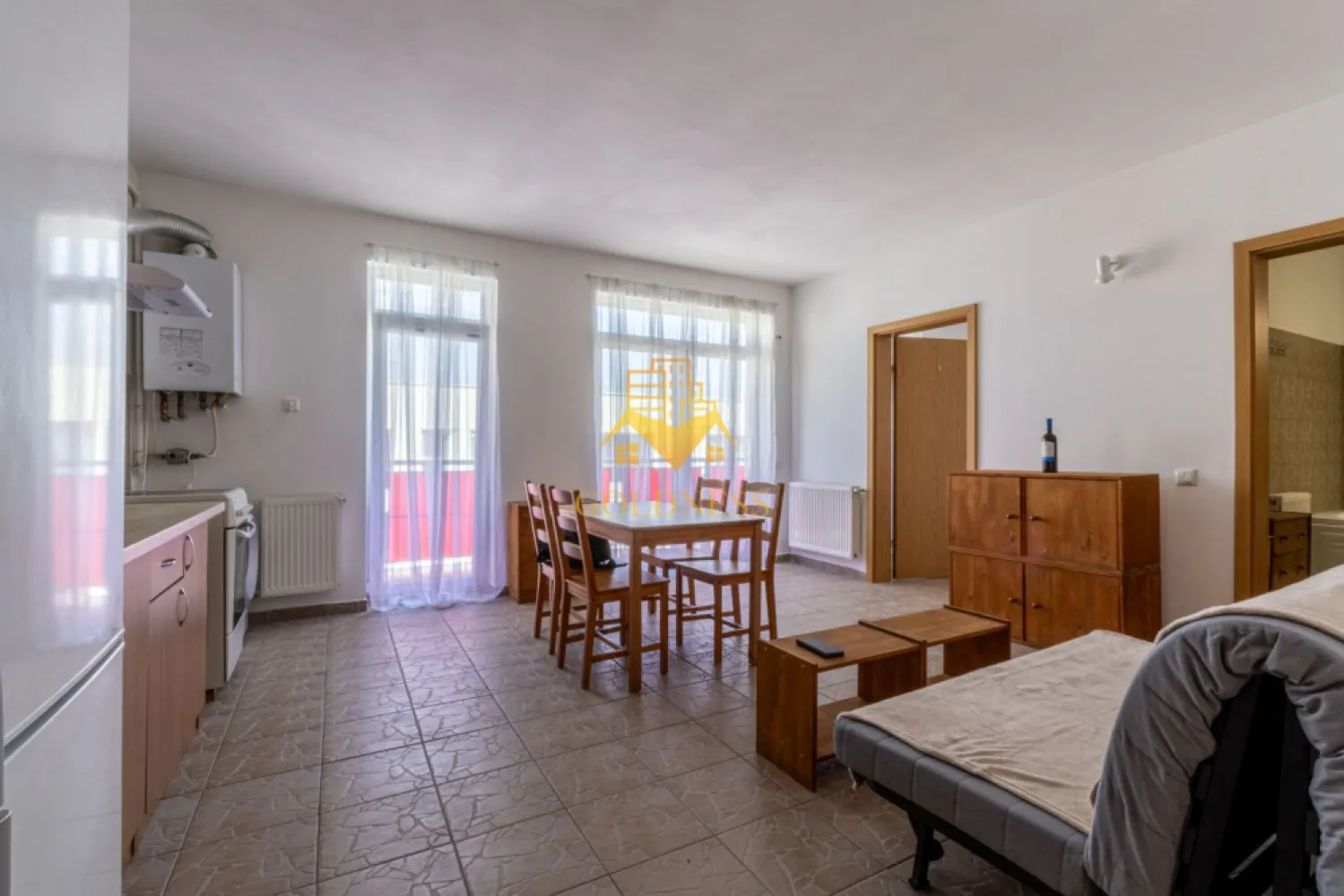 2 camere, parcare, Zorilor Zona UMF, Obserbatorului, Pet Friendly - GOLDNESS Imobiliare vă propune spre închiriere un apartament cu 2 camere complet mobilat și utilat, la etajul 3 într-un imobil de 4 etaje, în Cartierul Zorilor.
Dispune de loc de parcare subterana!
Se află în apropierea stațiilor de transport în comun, magazine, restaurante, spații verzi, farmacii, etc. 

Apartamentul este compartimentat astfel:
 - dormitor cu pat matrimonial, noptiere, biblioteca, comoda TV
 - living cu bucatarie open space complet utilată și mobilată, canapea extensibilă, loc de servit masa, dulap pentru haine si cuier
 - baie cu cada, calorifer port prosop și dulap pentru depozitare.
 - terasa de 10 mp.

Imobilul este dotat cu toate cele necesare- centrală proprie, frigider, aragaz, hotă, mașină de spălat haine, etc. 

Dacă sunteți interesați de acest apartament și doriți să îl vizionați, dar și pentru alte oferte nu ezitați să ne contactați telefonic sau prin e-mail. Vă stăm la dispoziție!
Pentru intermediere se percepe un comision de 50% din prețul chiriei!