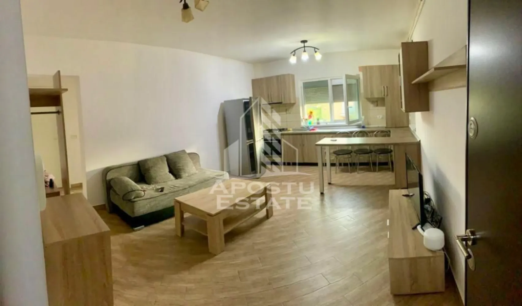 Apartament 3 camere, de inchiriat , Dumbravita , Timis - Agentia imobiliara APOSTU ESTATE va propune spre inchiriere un apartament cu 2 camere, spatios si luminos, situat in Dumbravita , Timis , o zona linistita si bine pozitionata , potrivit pentru cupluri sau familii, care isi doresc o locuinta unde sa se simta confortabil si cu acces facil catre scoli, statii de autobuz, supermarketuri , magazine de zona, parcuri.

Suprafata utila: 53 mp
Compartimentare eficienta:
-Hol de acces generos
-Bucatarie complet mobilata si utilata, cu loc de luat masa
-Living luminos si spatios
-Dormitor mobilat si utilat
-Baie prevazuta cu cada

Confort si facilitati:
-Incalzirea apartamentului: colterm
-Apartamentul este complet mobilat si utilat
-Se accepta animale de companie de catre proprietar

Localizare:
-Dumbravita , Timis – acces facil spre magazine , scoli, parcuri si mijloace de transport in comun.

Ideal pentru:
-Familii
-Cupluri

Disponibilitate: 1 iulie
Pret chirie lunara: 400 euro
 Programeaza o vizionare pentru a-ti putea imagina viitorul aici!
ID intern: CP3162327