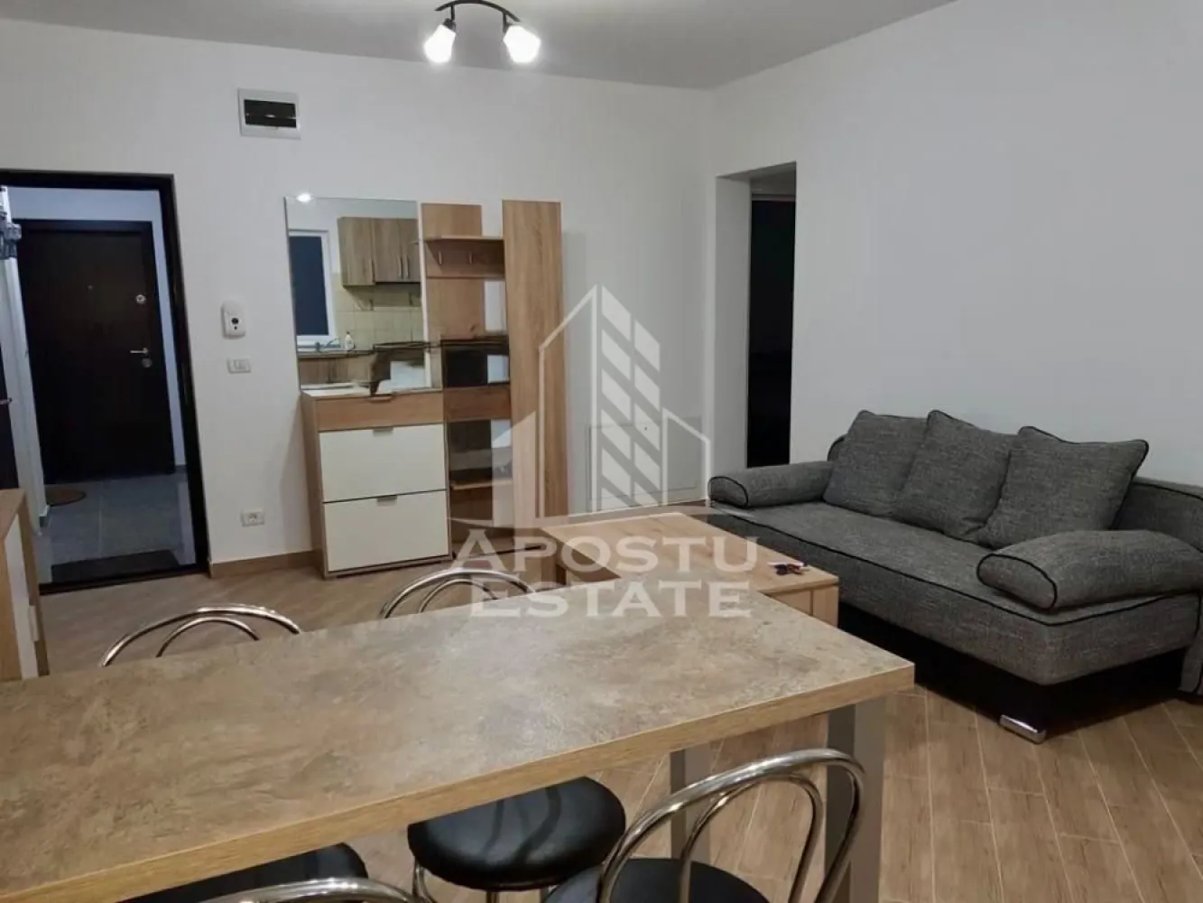 Apartament 3 camere, de inchiriat , Dumbravita , Timis - Agentia imobiliara APOSTU ESTATE va propune spre inchiriere un apartament cu 2 camere, spatios si luminos, situat in Dumbravita , Timis , o zona linistita si bine pozitionata , potrivit pentru cupluri sau familii, care isi doresc o locuinta unde sa se simta confortabil si cu acces facil catre scoli, statii de autobuz, supermarketuri , magazine de zona, parcuri.

Suprafata utila: 53 mp
Compartimentare eficienta:
-Hol de acces generos
-Bucatarie complet mobilata si utilata, cu loc de luat masa
-Living luminos si spatios
-Dormitor mobilat si utilat
-Baie prevazuta cu cada

Confort si facilitati:
-Incalzirea apartamentului: colterm
-Apartamentul este complet mobilat si utilat
-Se accepta animale de companie de catre proprietar

Localizare:
-Dumbravita , Timis – acces facil spre magazine , scoli, parcuri si mijloace de transport in comun.

Ideal pentru:
-Familii
-Cupluri

Disponibilitate: 1 iulie
Pret chirie lunara: 400 euro
 Programeaza o vizionare pentru a-ti putea imagina viitorul aici!
ID intern: CP3162327