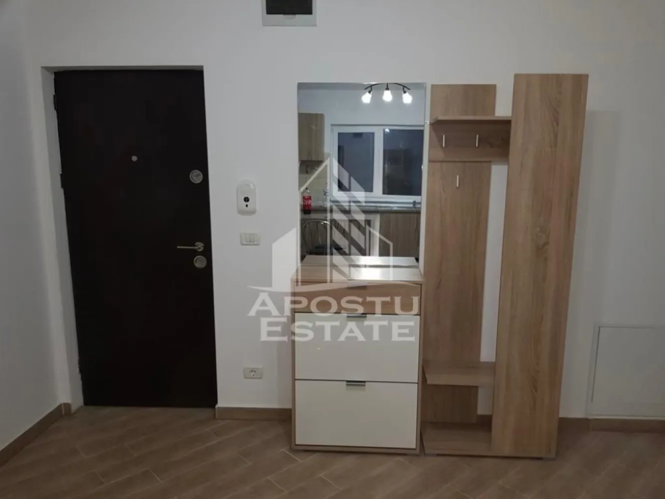 Apartament 3 camere, de inchiriat , Dumbravita , Timis - Agentia imobiliara APOSTU ESTATE va propune spre inchiriere un apartament cu 2 camere, spatios si luminos, situat in Dumbravita , Timis , o zona linistita si bine pozitionata , potrivit pentru cupluri sau familii, care isi doresc o locuinta unde sa se simta confortabil si cu acces facil catre scoli, statii de autobuz, supermarketuri , magazine de zona, parcuri.

Suprafata utila: 53 mp
Compartimentare eficienta:
-Hol de acces generos
-Bucatarie complet mobilata si utilata, cu loc de luat masa
-Living luminos si spatios
-Dormitor mobilat si utilat
-Baie prevazuta cu cada

Confort si facilitati:
-Incalzirea apartamentului: colterm
-Apartamentul este complet mobilat si utilat
-Se accepta animale de companie de catre proprietar

Localizare:
-Dumbravita , Timis – acces facil spre magazine , scoli, parcuri si mijloace de transport in comun.

Ideal pentru:
-Familii
-Cupluri

Disponibilitate: 1 iulie
Pret chirie lunara: 400 euro
 Programeaza o vizionare pentru a-ti putea imagina viitorul aici!
ID intern: CP3162327