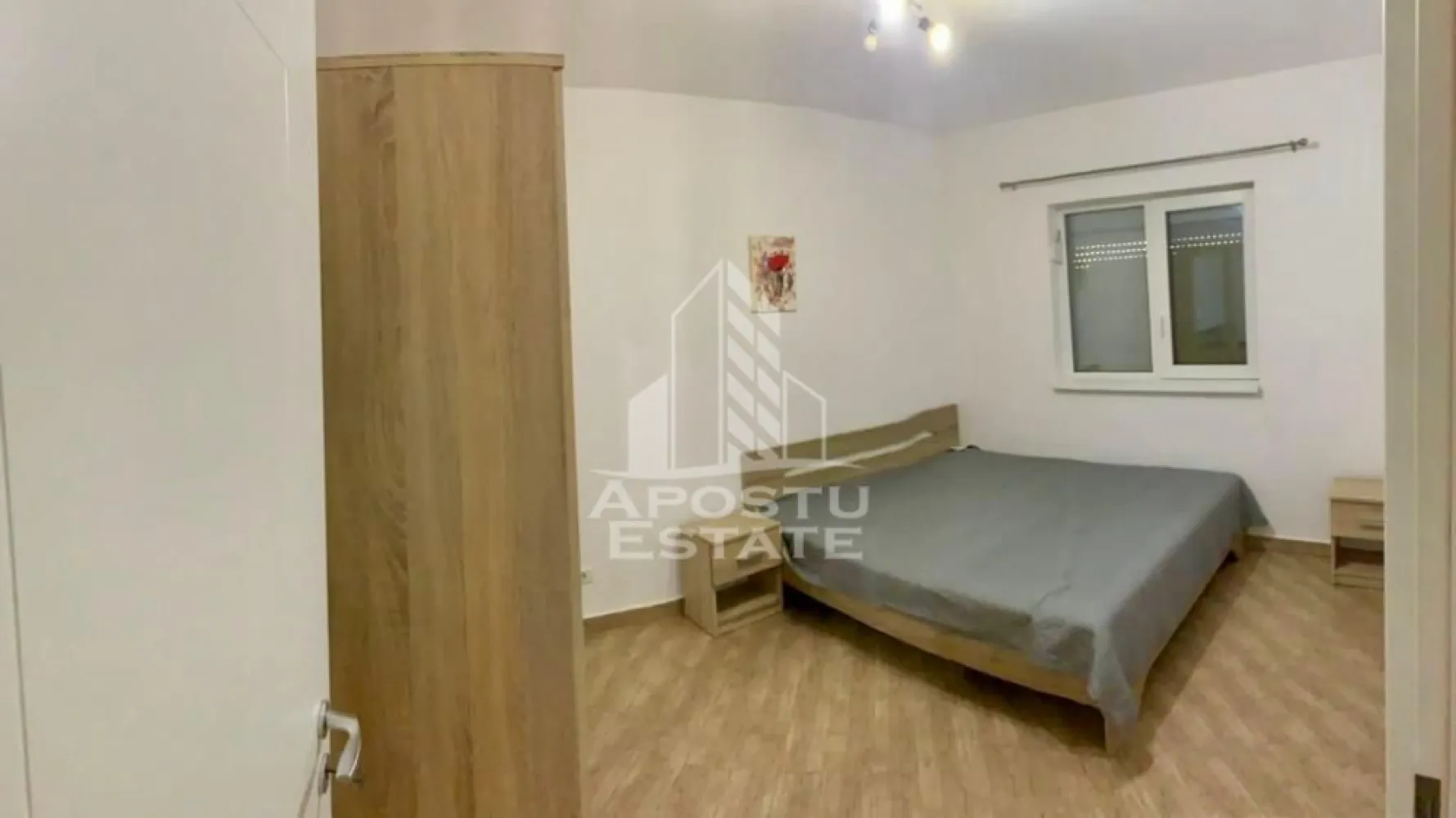 Apartament 3 camere, de inchiriat , Dumbravita , Timis - Agentia imobiliara APOSTU ESTATE va propune spre inchiriere un apartament cu 2 camere, spatios si luminos, situat in Dumbravita , Timis , o zona linistita si bine pozitionata , potrivit pentru cupluri sau familii, care isi doresc o locuinta unde sa se simta confortabil si cu acces facil catre scoli, statii de autobuz, supermarketuri , magazine de zona, parcuri.

Suprafata utila: 53 mp
Compartimentare eficienta:
-Hol de acces generos
-Bucatarie complet mobilata si utilata, cu loc de luat masa
-Living luminos si spatios
-Dormitor mobilat si utilat
-Baie prevazuta cu cada

Confort si facilitati:
-Incalzirea apartamentului: colterm
-Apartamentul este complet mobilat si utilat
-Se accepta animale de companie de catre proprietar

Localizare:
-Dumbravita , Timis – acces facil spre magazine , scoli, parcuri si mijloace de transport in comun.

Ideal pentru:
-Familii
-Cupluri

Disponibilitate: 1 iulie
Pret chirie lunara: 400 euro
 Programeaza o vizionare pentru a-ti putea imagina viitorul aici!
ID intern: CP3162327