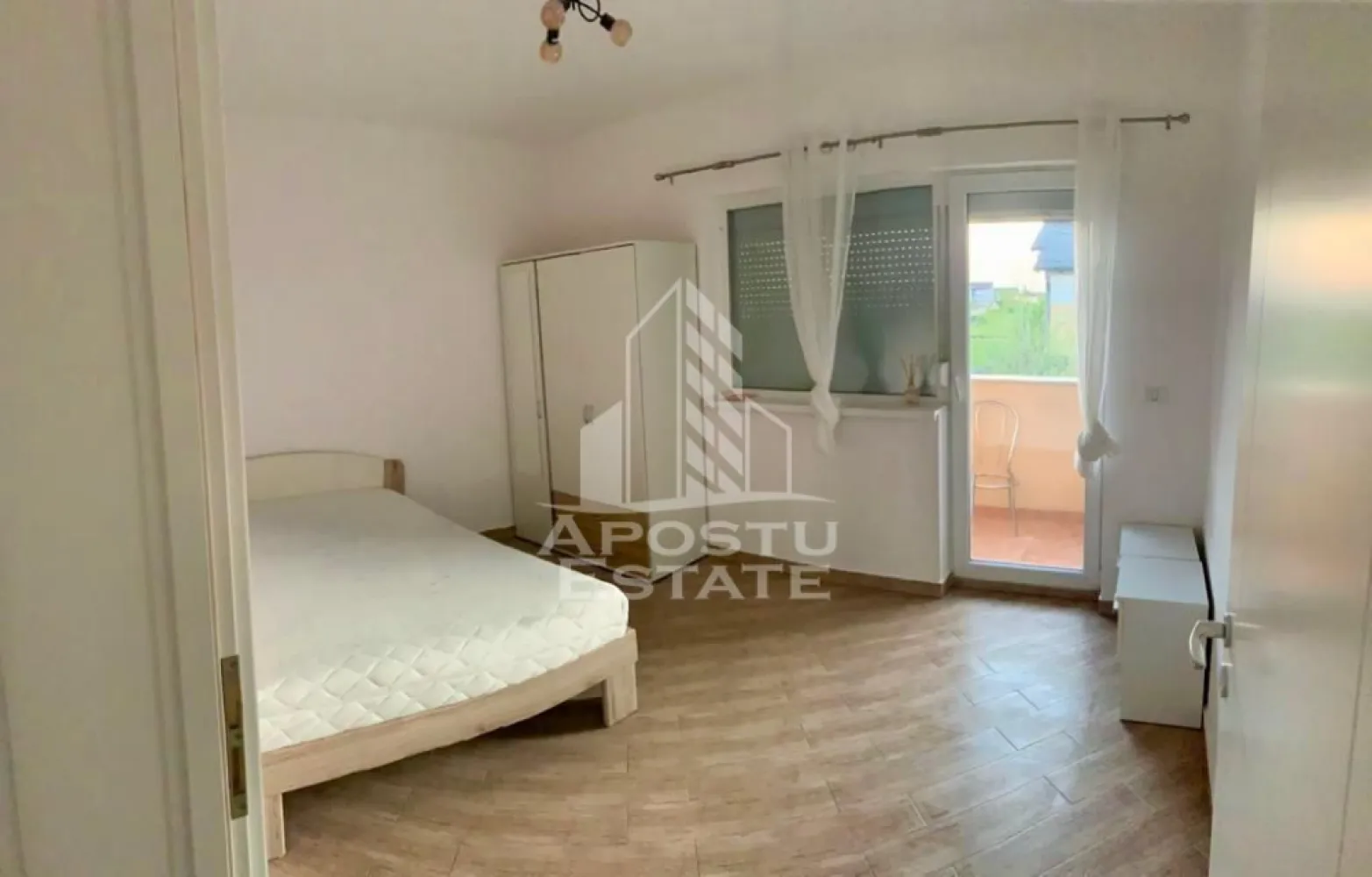 Apartament 3 camere, de inchiriat , Dumbravita , Timis - Agentia imobiliara APOSTU ESTATE va propune spre inchiriere un apartament cu 2 camere, spatios si luminos, situat in Dumbravita , Timis , o zona linistita si bine pozitionata , potrivit pentru cupluri sau familii, care isi doresc o locuinta unde sa se simta confortabil si cu acces facil catre scoli, statii de autobuz, supermarketuri , magazine de zona, parcuri.

Suprafata utila: 53 mp
Compartimentare eficienta:
-Hol de acces generos
-Bucatarie complet mobilata si utilata, cu loc de luat masa
-Living luminos si spatios
-Dormitor mobilat si utilat
-Baie prevazuta cu cada

Confort si facilitati:
-Incalzirea apartamentului: colterm
-Apartamentul este complet mobilat si utilat
-Se accepta animale de companie de catre proprietar

Localizare:
-Dumbravita , Timis – acces facil spre magazine , scoli, parcuri si mijloace de transport in comun.

Ideal pentru:
-Familii
-Cupluri

Disponibilitate: 1 iulie
Pret chirie lunara: 400 euro
 Programeaza o vizionare pentru a-ti putea imagina viitorul aici!
ID intern: CP3162327