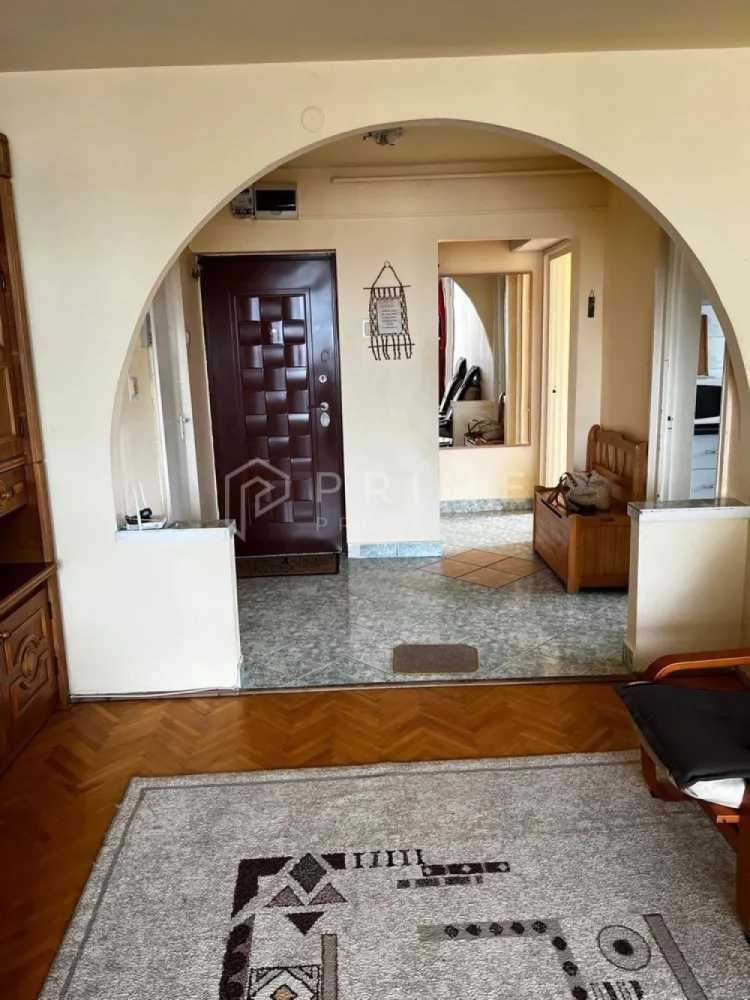 Apartament 3 camere luminos | Dâmbu Pietros, - Vă prezentăm spre vânzare un apartament cu 3 camere, luminos și primitor, situat într-o zonă excelentă din Târgu Mureș: cartierul Dâmbu Pietros, pe strada Parângului. 

Detalii principale:
Suprafață: 56 mp utili + un balcon deschis de 7 mp, ideal pentru momentele de relaxare.
Etaj: 8 (oferă o priveliște deosebită, liniște și o luminozitate naturală excelentă pe tot parcursul zilei).

Avantaje și dotări:
Complet mobilat și utilat: Se vinde exact cum se prezintă, economisind timp și bani pentru viitorul proprietar.
Eficiență termică: Blocul este izolat termic, ceea ce asigură un confort sporit și costuri reduse la întreținere.
Spațiu extra de depozitare: Beneficiază de o boxă proprie la subsol.
Balcon deschis: Spațios, perfect pentru cafeaua de dimineață.
Locuința este ideală pentru o familie sau pentru investiție. 

Promisiunea Prime Properties:
Vă oferim siguranță, transparență și servicii impecabile pe tot parcursul drumului către casa ideală. Dacă această proprietate nu corespunde nevoilor dumneavoastră, lăsați-ne să găsim alternativa potrivită stilului dumneavoastră de viață.
Pentru informații suplimentare și programarea unei vizionări, vă rugăm să ne contactați.