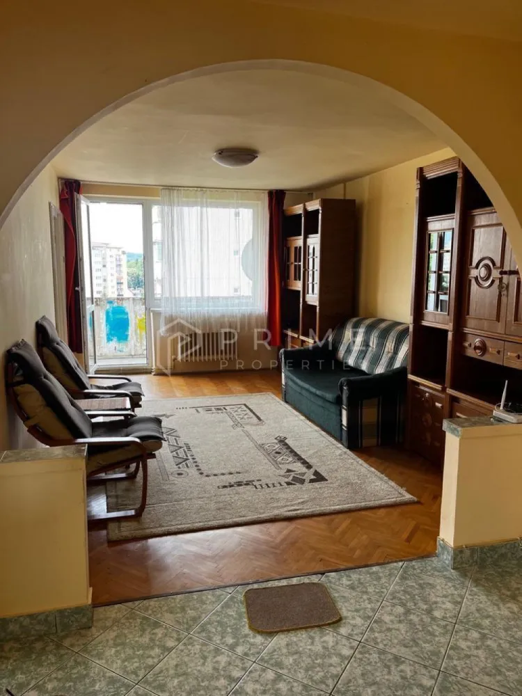 Apartament 3 camere luminos | Dâmbu Pietros, - Vă prezentăm spre vânzare un apartament cu 3 camere, luminos și primitor, situat într-o zonă excelentă din Târgu Mureș: cartierul Dâmbu Pietros, pe strada Parângului. 

Detalii principale:
Suprafață: 56 mp utili + un balcon deschis de 7 mp, ideal pentru momentele de relaxare.
Etaj: 8 (oferă o priveliște deosebită, liniște și o luminozitate naturală excelentă pe tot parcursul zilei).

Avantaje și dotări:
Complet mobilat și utilat: Se vinde exact cum se prezintă, economisind timp și bani pentru viitorul proprietar.
Eficiență termică: Blocul este izolat termic, ceea ce asigură un confort sporit și costuri reduse la întreținere.
Spațiu extra de depozitare: Beneficiază de o boxă proprie la subsol.
Balcon deschis: Spațios, perfect pentru cafeaua de dimineață.
Locuința este ideală pentru o familie sau pentru investiție. 

Promisiunea Prime Properties:
Vă oferim siguranță, transparență și servicii impecabile pe tot parcursul drumului către casa ideală. Dacă această proprietate nu corespunde nevoilor dumneavoastră, lăsați-ne să găsim alternativa potrivită stilului dumneavoastră de viață.
Pentru informații suplimentare și programarea unei vizionări, vă rugăm să ne contactați.