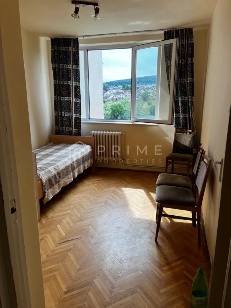 Apartament 3 camere luminos | Dâmbu Pietros, - Vă prezentăm spre vânzare un apartament cu 3 camere, luminos și primitor, situat într-o zonă excelentă din Târgu Mureș: cartierul Dâmbu Pietros, pe strada Parângului. 

Detalii principale:
Suprafață: 56 mp utili + un balcon deschis de 7 mp, ideal pentru momentele de relaxare.
Etaj: 8 (oferă o priveliște deosebită, liniște și o luminozitate naturală excelentă pe tot parcursul zilei).

Avantaje și dotări:
Complet mobilat și utilat: Se vinde exact cum se prezintă, economisind timp și bani pentru viitorul proprietar.
Eficiență termică: Blocul este izolat termic, ceea ce asigură un confort sporit și costuri reduse la întreținere.
Spațiu extra de depozitare: Beneficiază de o boxă proprie la subsol.
Balcon deschis: Spațios, perfect pentru cafeaua de dimineață.
Locuința este ideală pentru o familie sau pentru investiție. 

Promisiunea Prime Properties:
Vă oferim siguranță, transparență și servicii impecabile pe tot parcursul drumului către casa ideală. Dacă această proprietate nu corespunde nevoilor dumneavoastră, lăsați-ne să găsim alternativa potrivită stilului dumneavoastră de viață.
Pentru informații suplimentare și programarea unei vizionări, vă rugăm să ne contactați.