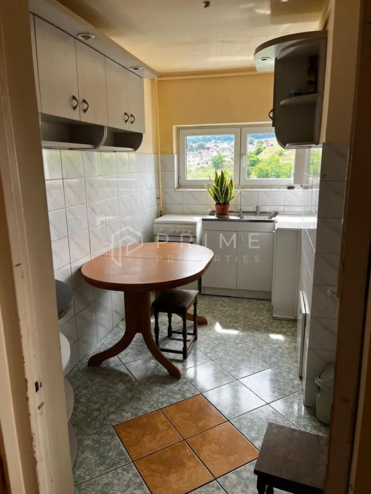 Apartament 3 camere luminos | Dâmbu Pietros, - Vă prezentăm spre vânzare un apartament cu 3 camere, luminos și primitor, situat într-o zonă excelentă din Târgu Mureș: cartierul Dâmbu Pietros, pe strada Parângului. 

Detalii principale:
Suprafață: 56 mp utili + un balcon deschis de 7 mp, ideal pentru momentele de relaxare.
Etaj: 8 (oferă o priveliște deosebită, liniște și o luminozitate naturală excelentă pe tot parcursul zilei).

Avantaje și dotări:
Complet mobilat și utilat: Se vinde exact cum se prezintă, economisind timp și bani pentru viitorul proprietar.
Eficiență termică: Blocul este izolat termic, ceea ce asigură un confort sporit și costuri reduse la întreținere.
Spațiu extra de depozitare: Beneficiază de o boxă proprie la subsol.
Balcon deschis: Spațios, perfect pentru cafeaua de dimineață.
Locuința este ideală pentru o familie sau pentru investiție. 

Promisiunea Prime Properties:
Vă oferim siguranță, transparență și servicii impecabile pe tot parcursul drumului către casa ideală. Dacă această proprietate nu corespunde nevoilor dumneavoastră, lăsați-ne să găsim alternativa potrivită stilului dumneavoastră de viață.
Pentru informații suplimentare și programarea unei vizionări, vă rugăm să ne contactați.