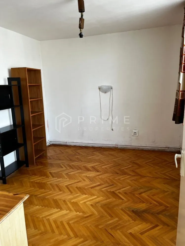 Apartament 3 camere luminos | Dâmbu Pietros, - Vă prezentăm spre vânzare un apartament cu 3 camere, luminos și primitor, situat într-o zonă excelentă din Târgu Mureș: cartierul Dâmbu Pietros, pe strada Parângului. 

Detalii principale:
Suprafață: 56 mp utili + un balcon deschis de 7 mp, ideal pentru momentele de relaxare.
Etaj: 8 (oferă o priveliște deosebită, liniște și o luminozitate naturală excelentă pe tot parcursul zilei).

Avantaje și dotări:
Complet mobilat și utilat: Se vinde exact cum se prezintă, economisind timp și bani pentru viitorul proprietar.
Eficiență termică: Blocul este izolat termic, ceea ce asigură un confort sporit și costuri reduse la întreținere.
Spațiu extra de depozitare: Beneficiază de o boxă proprie la subsol.
Balcon deschis: Spațios, perfect pentru cafeaua de dimineață.
Locuința este ideală pentru o familie sau pentru investiție. 

Promisiunea Prime Properties:
Vă oferim siguranță, transparență și servicii impecabile pe tot parcursul drumului către casa ideală. Dacă această proprietate nu corespunde nevoilor dumneavoastră, lăsați-ne să găsim alternativa potrivită stilului dumneavoastră de viață.
Pentru informații suplimentare și programarea unei vizionări, vă rugăm să ne contactați.