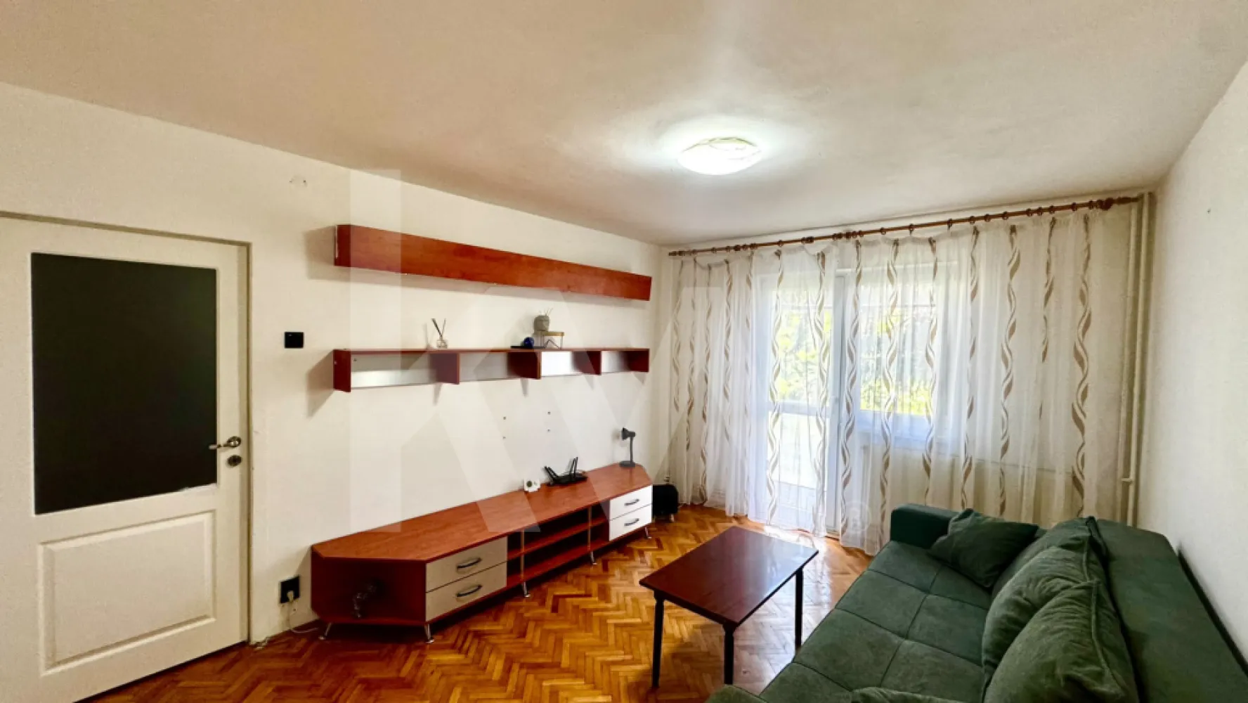 Apartament 2 camere - Se închiriază apartament semidecomandat cu 2 camere, situat la etajul 3, ideal pentru un cuplu, o persoană singură sau o familie. Locuința dispune de bucătărie separată, baie, balcon, pivniță și acces la uscătorie.

Apartamentul este luminos, bine compartimentat și oferă un spațiu confortabil și practic pentru locuit. Balconul reprezintă un loc ideal pentru relaxare, iar pivnița și uscătoria adaugă un plus de utilitate.

Imobilul este pet friendly, astfel încât animalele de companie sunt binevenite.

Caracteristici:

2 camere semidecomandate
Bucătărie separată
Baie
Balcon
Pivniță
Acces uscătorie
Etaj 3
Pet friendly