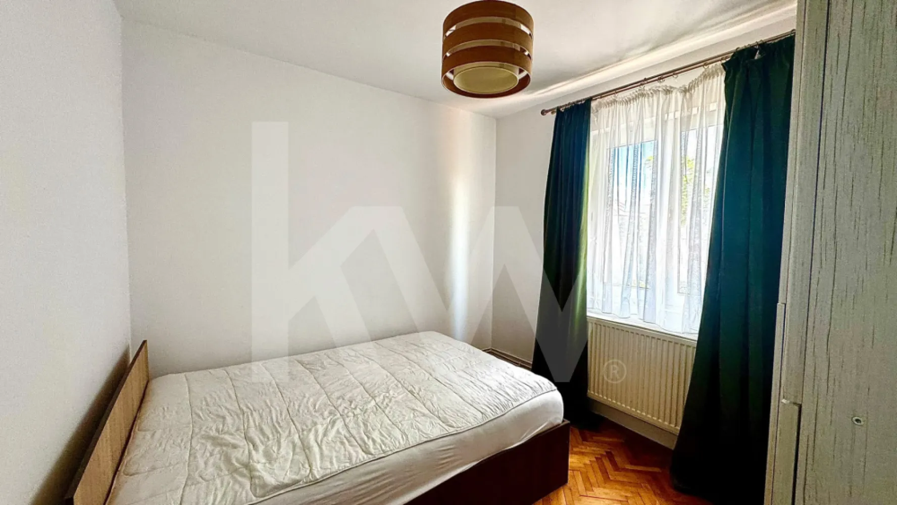 Apartament 2 camere - Se închiriază apartament semidecomandat cu 2 camere, situat la etajul 3, ideal pentru un cuplu, o persoană singură sau o familie. Locuința dispune de bucătărie separată, baie, balcon, pivniță și acces la uscătorie.

Apartamentul este luminos, bine compartimentat și oferă un spațiu confortabil și practic pentru locuit. Balconul reprezintă un loc ideal pentru relaxare, iar pivnița și uscătoria adaugă un plus de utilitate.

Imobilul este pet friendly, astfel încât animalele de companie sunt binevenite.

Caracteristici:

2 camere semidecomandate
Bucătărie separată
Baie
Balcon
Pivniță
Acces uscătorie
Etaj 3
Pet friendly