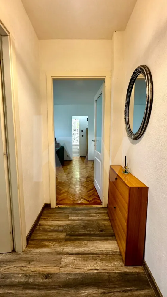 Apartament 2 camere - Se închiriază apartament semidecomandat cu 2 camere, situat la etajul 3, ideal pentru un cuplu, o persoană singură sau o familie. Locuința dispune de bucătărie separată, baie, balcon, pivniță și acces la uscătorie.

Apartamentul este luminos, bine compartimentat și oferă un spațiu confortabil și practic pentru locuit. Balconul reprezintă un loc ideal pentru relaxare, iar pivnița și uscătoria adaugă un plus de utilitate.

Imobilul este pet friendly, astfel încât animalele de companie sunt binevenite.

Caracteristici:

2 camere semidecomandate
Bucătărie separată
Baie
Balcon
Pivniță
Acces uscătorie
Etaj 3
Pet friendly