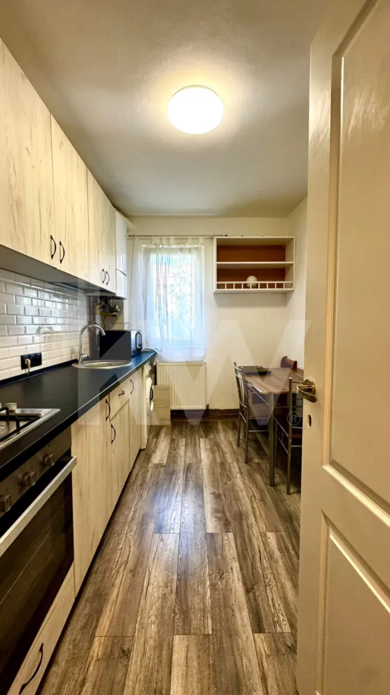 Apartament 2 camere - Se închiriază apartament semidecomandat cu 2 camere, situat la etajul 3, ideal pentru un cuplu, o persoană singură sau o familie. Locuința dispune de bucătărie separată, baie, balcon, pivniță și acces la uscătorie.

Apartamentul este luminos, bine compartimentat și oferă un spațiu confortabil și practic pentru locuit. Balconul reprezintă un loc ideal pentru relaxare, iar pivnița și uscătoria adaugă un plus de utilitate.

Imobilul este pet friendly, astfel încât animalele de companie sunt binevenite.

Caracteristici:

2 camere semidecomandate
Bucătărie separată
Baie
Balcon
Pivniță
Acces uscătorie
Etaj 3
Pet friendly