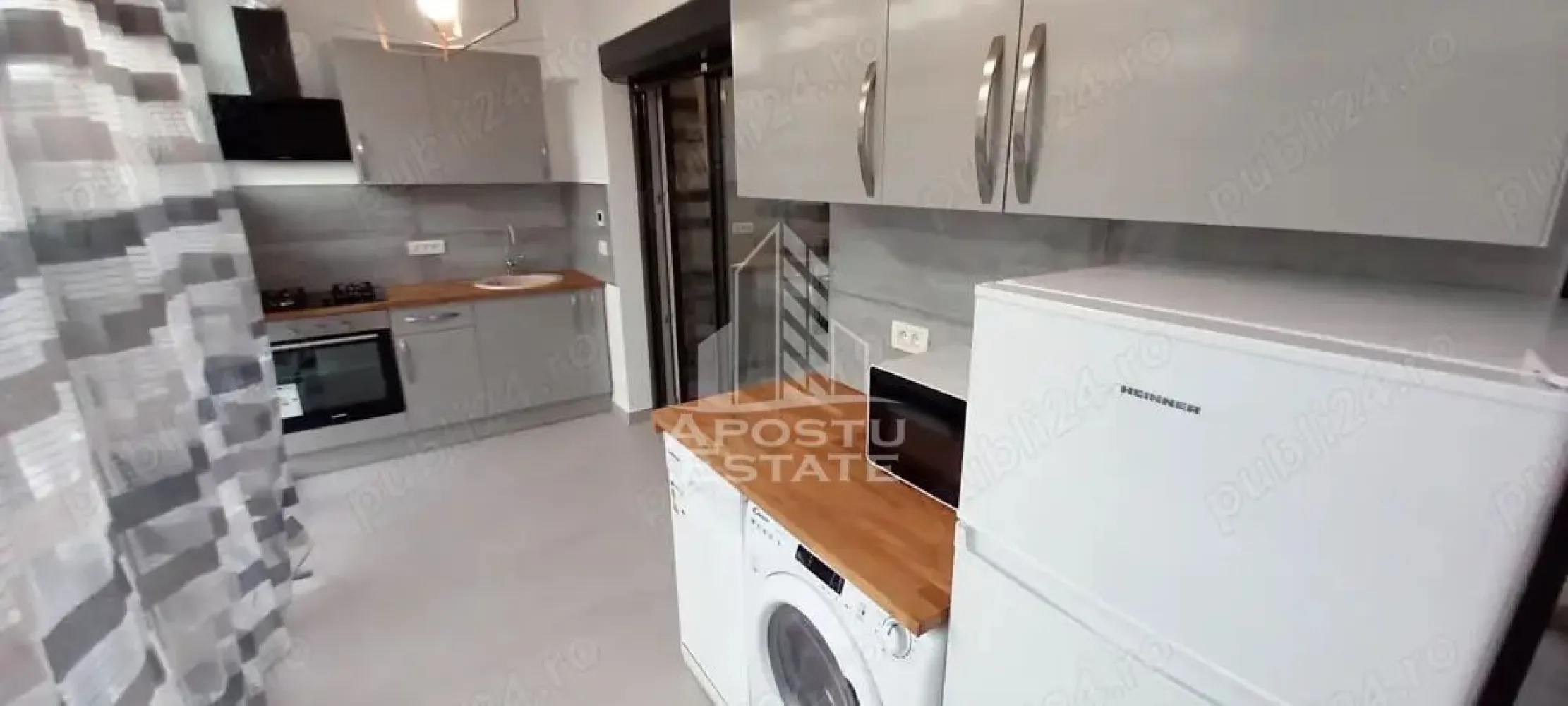 Inchiriez Apartament 2 camere NOU - LUX, Adora Park cu gradina - gradina terasa mare 30mp, la parter, Apartament NOU, 
Apartamentul este situat in cartierul rezidential ADORA PARK in Blocul 5, Zona UTA, Calea Victoriei - Str. Cocorilor Nr. 48, in apropiere de Universitatea Vasile Goldis, Spitalul Judetean, Atrium Mall si AFI Mall.
Apartamentul este amenajat si utilat complet, dotat cu: mobilier nou la comanda:
Dormitor cu pat matrimonial King-size de 180 200 cm, dulap mare, noptiere cu sertare, veioze
Living: masa de sticla cu 4 scaune model scandinav, coltar extensibil, smart TV, comoda TV, covor
Hol:: dulap mare incorporat tip dressing
Baie dotata cu vana
Bucatarie separata cu iesire pe terasa dotata cu: mobila noua la comanda cu inchidere soft-close si electrocasnice noi: cuptor electric, plita din sticla pe gaz, chiuveta de granit, hota de sticla, frigider cu congelator, masina de spalat vase, masina de spalat rufe cu uscator.
Apartamentul este dotat cu video-interfon, centrala pe gaz cu incalzire in pardosea si reglaj temperatura independent cu termostat pe fiecare zona (reglaj individual pe bucatarie, living si dormitor).
Disponibil la zi. inchirez pe termen lung. NU accept cu animale de companie.
Pret chirie lunara 435 euro + garantie 435 euro.
