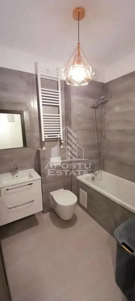 Inchiriez Apartament 2 camere NOU - LUX, Adora Park cu gradina - gradina terasa mare 30mp, la parter, Apartament NOU, 
Apartamentul este situat in cartierul rezidential ADORA PARK in Blocul 5, Zona UTA, Calea Victoriei - Str. Cocorilor Nr. 48, in apropiere de Universitatea Vasile Goldis, Spitalul Judetean, Atrium Mall si AFI Mall.
Apartamentul este amenajat si utilat complet, dotat cu: mobilier nou la comanda:
Dormitor cu pat matrimonial King-size de 180 200 cm, dulap mare, noptiere cu sertare, veioze
Living: masa de sticla cu 4 scaune model scandinav, coltar extensibil, smart TV, comoda TV, covor
Hol:: dulap mare incorporat tip dressing
Baie dotata cu vana
Bucatarie separata cu iesire pe terasa dotata cu: mobila noua la comanda cu inchidere soft-close si electrocasnice noi: cuptor electric, plita din sticla pe gaz, chiuveta de granit, hota de sticla, frigider cu congelator, masina de spalat vase, masina de spalat rufe cu uscator.
Apartamentul este dotat cu video-interfon, centrala pe gaz cu incalzire in pardosea si reglaj temperatura independent cu termostat pe fiecare zona (reglaj individual pe bucatarie, living si dormitor).
Disponibil la zi. inchirez pe termen lung. NU accept cu animale de companie.
Pret chirie lunara 435 euro + garantie 435 euro.