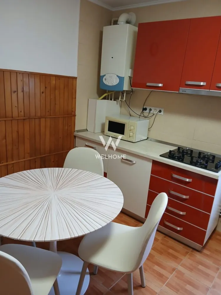 Apartament 3 camere de închiriat – spațios, luminos, gata de mutat - Se oferă spre închiriere apartament cu 3 camere, cu o suprafață utilă de 72 mp, situat la etajul 7 din 8 al unui imobil bine întreținut,dotat cu lift. Apartamentul este luminos și bine compartimentat, oferind un spațiu confortabil pentru locuire. Compartimentarea include un living primitor, două dormitoare, bucătărie separată și baie. La nivelul etajului există un balcon comun, deschis, util pentru aerisire și relaxare. Locuința este mobilată și utilată, gata de mutare, și se află într-o zonă accesibilă, cu acces facil către magazine, mijloace de transport și alte puncte de interes. Potrivit pentru persoane sau familii care caută un apartament spațios, situat la etaj superior, cu priveliște și liniște. Preț: 450 euro Se percepe comision 50% din prețul unei chirii. Detalii și vizionări: 0743030351 }}