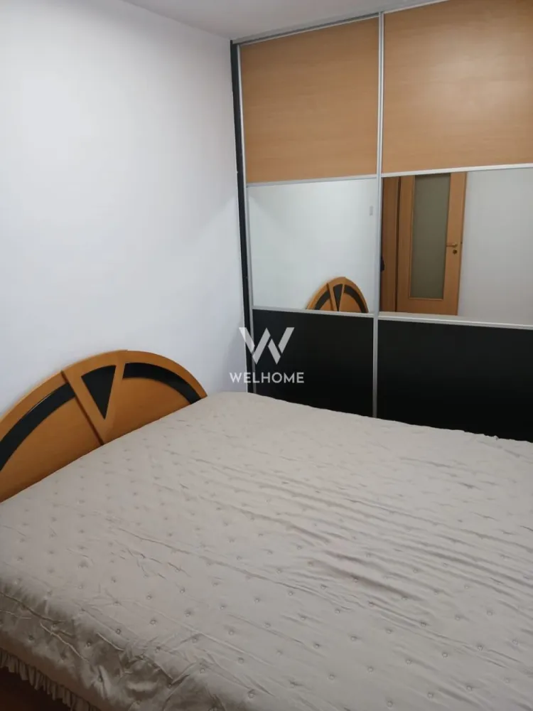 Apartament 3 camere de închiriat – spațios, luminos, gata de mutat - Se oferă spre închiriere apartament cu 3 camere, cu o suprafață utilă de 72 mp, situat la etajul 7 din 8 al unui imobil bine întreținut,dotat cu lift. Apartamentul este luminos și bine compartimentat, oferind un spațiu confortabil pentru locuire. Compartimentarea include un living primitor, două dormitoare, bucătărie separată și baie. La nivelul etajului există un balcon comun, deschis, util pentru aerisire și relaxare. Locuința este mobilată și utilată, gata de mutare, și se află într-o zonă accesibilă, cu acces facil către magazine, mijloace de transport și alte puncte de interes. Potrivit pentru persoane sau familii care caută un apartament spațios, situat la etaj superior, cu priveliște și liniște. Preț: 450 euro Se percepe comision 50% din prețul unei chirii. Detalii și vizionări: 0743030351 }}